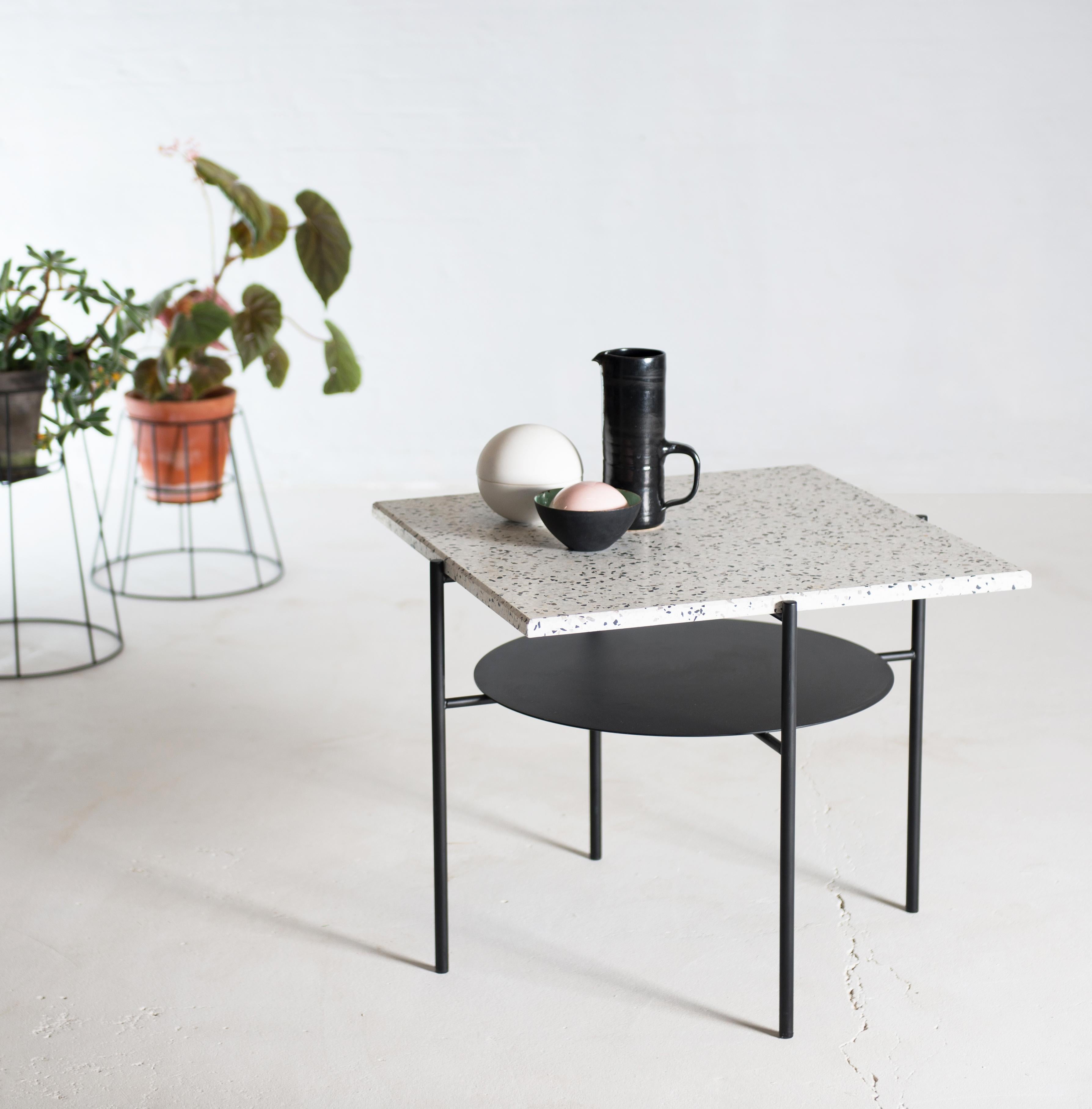 Table basse Confetti par Design/One
Dimensions : D 63 x L 63 x H 51 cm.
Matériaux : Métal revêtu de poudre, terrazzo.

La table basse Confetti est un meuble magnifiquement fabriqué et un complément parfait à tout espace de vie. Cette table basse