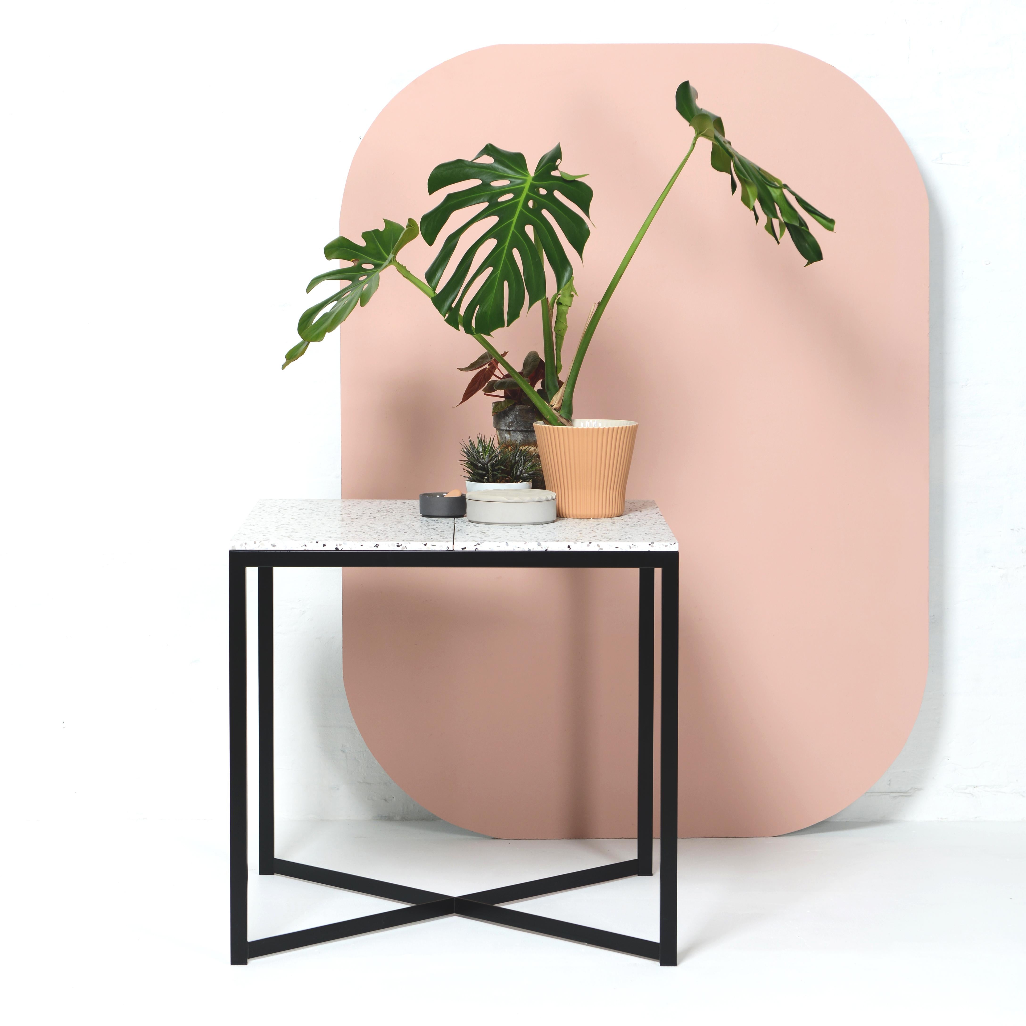 Table de salle à manger Confetti par Design/One
Dimensions : D 80 x L 80 x H 75 cm.
Matériaux : Métal revêtu de poudre, terrazzo.

La table à manger Confetti est un ajout élégant et durable à votre espace repas qui peut être utilisé à l'intérieur et