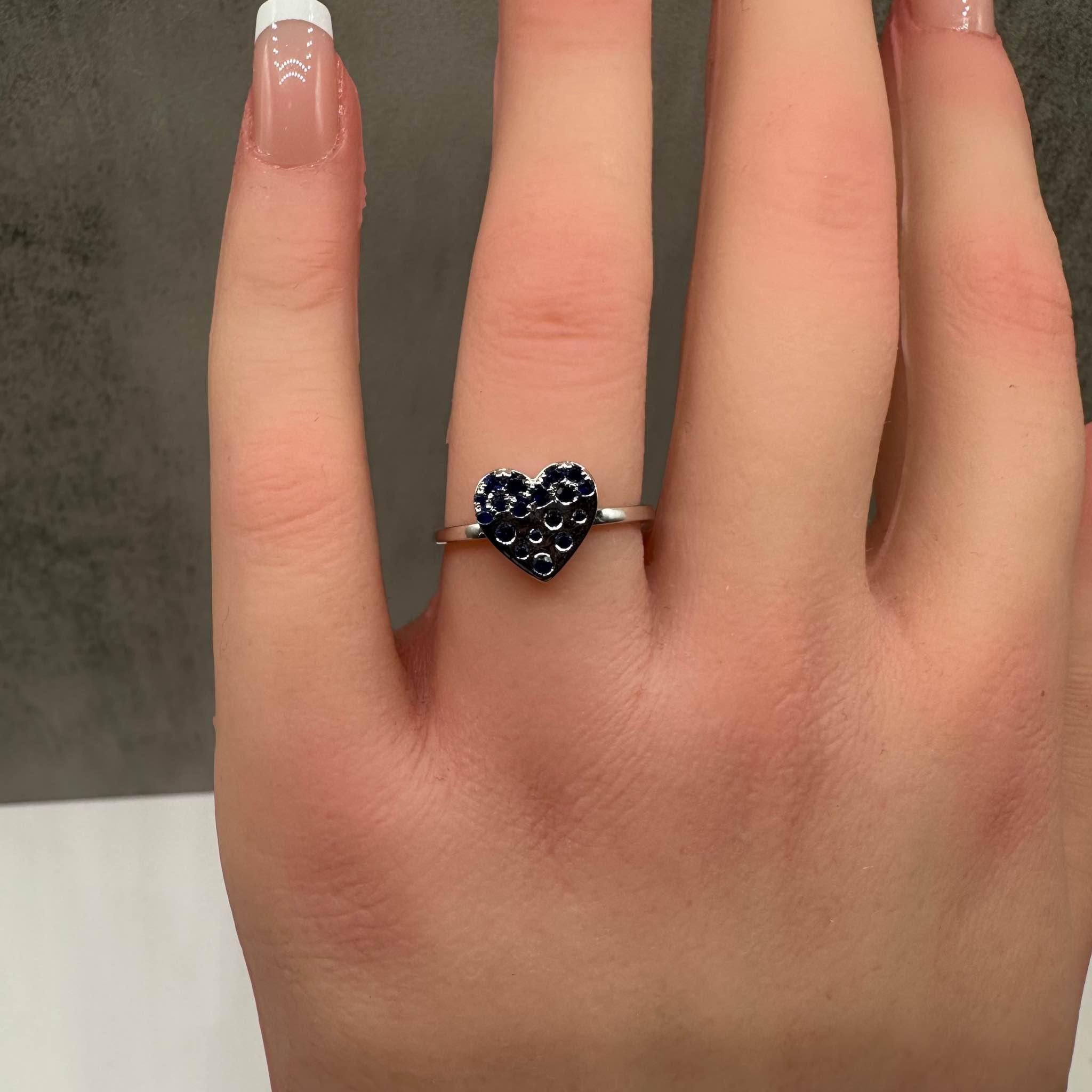 Confetti, bague cœur en or blanc 14 carats - saphirs bleus 0,27 carat, taille 6,5 Neuf - En vente à West Hempstead, NY