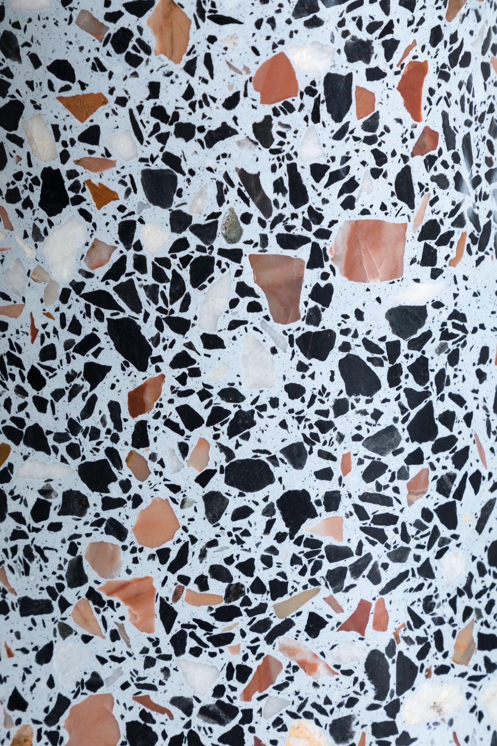 Confetti, Mesa auxiliar contemporánea grande de terrazo para interior/exterior by Laun Estadounidense en venta