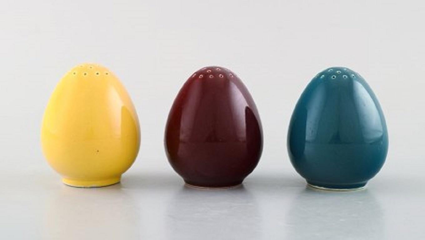 Confetti Royal Copenhagen / aluminum faience. Three salt shakers and four egg cups in glazed faience. Burgundy, yellow and turquoise glaze.
The salt shaker measures: 5.5 x 5 cm.
The egg cup measures: 5 x 5 cm.
In very good condition.
Stamped: