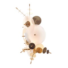 Sconce di coriandoli: Dischi di vetro bianco di AVRAM RUSU STUDIO