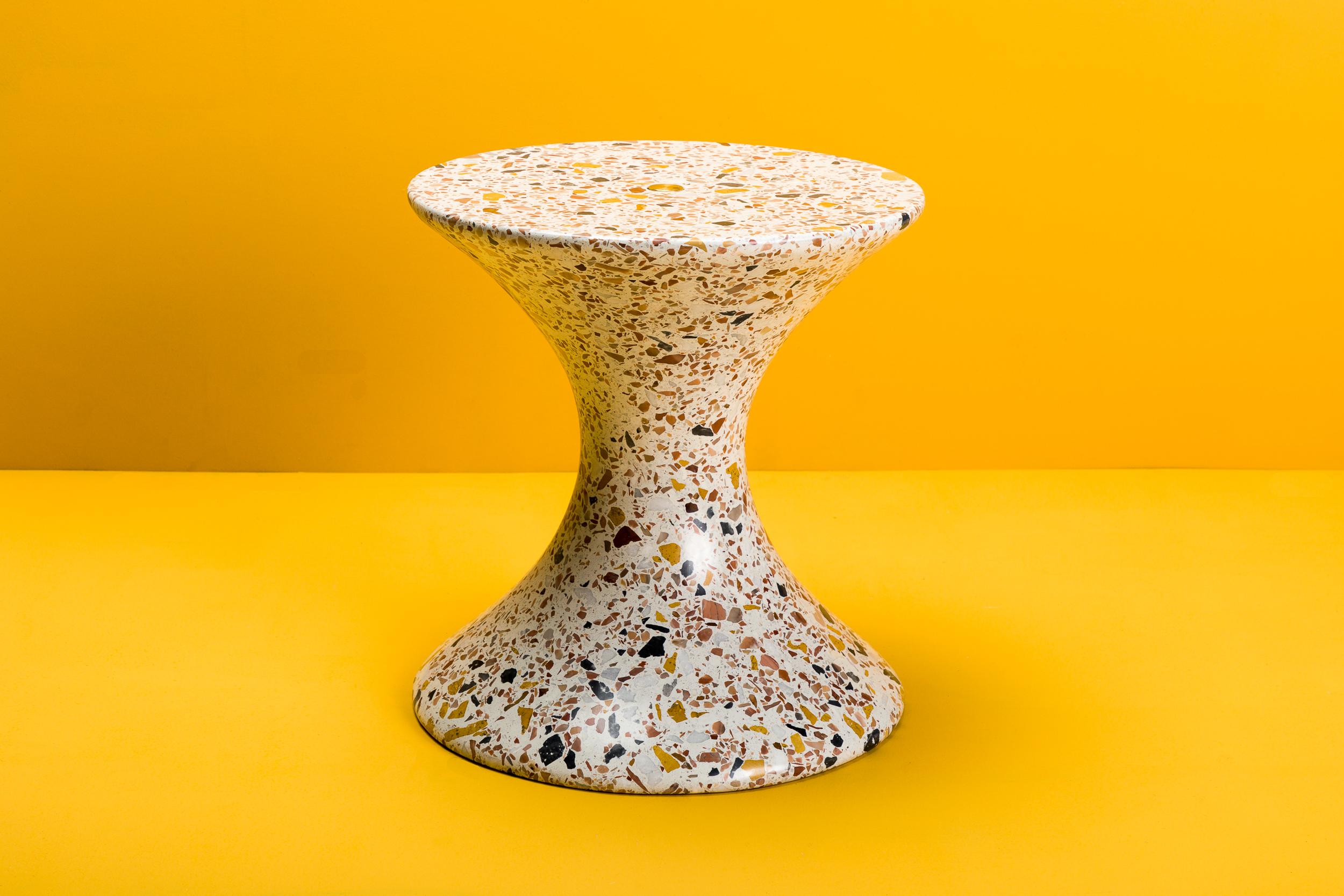 Confetti, Mesa auxiliar contemporánea pequeña de terrazo para interior/exterior by Laun Moderno en venta