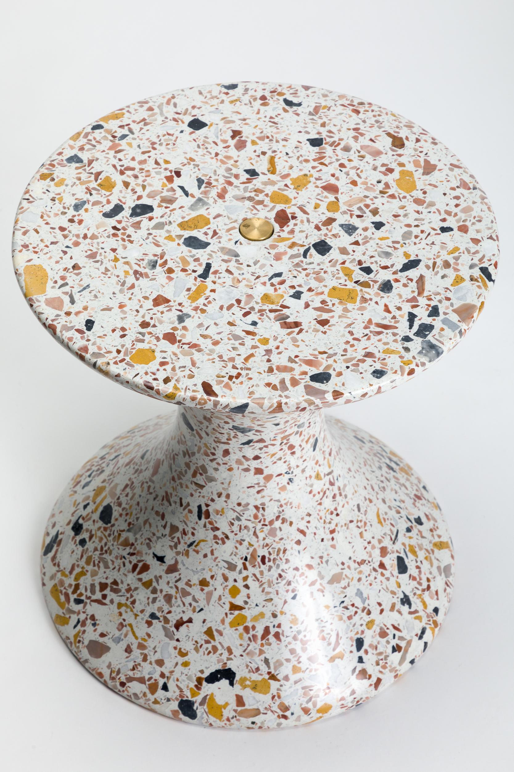 Confetti, Mesa auxiliar contemporánea pequeña de terrazo para interior/exterior by Laun Vaciado en venta