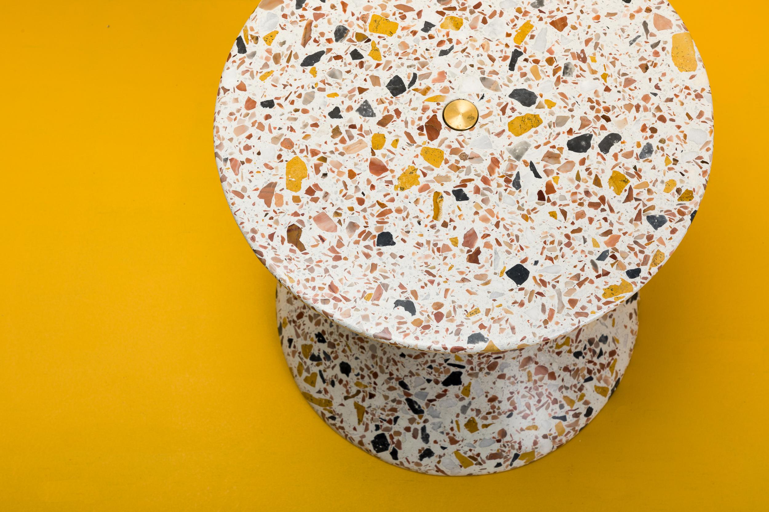 Confetti, Mesa auxiliar contemporánea pequeña de terrazo para interior/exterior by Laun Latón en venta