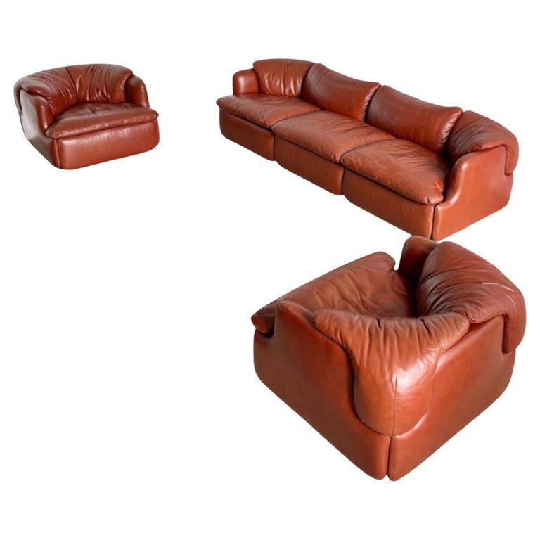 Seltene komplette Garnitur aus zwei Sesseln und einem dreisitzigen Sofa von Alberto Rosselli für Saporiti.
Das 