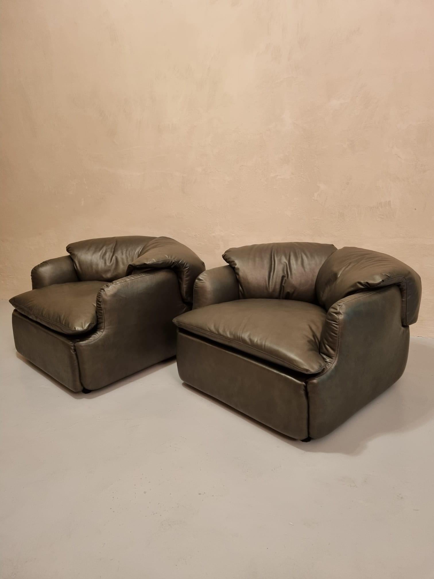 Confidential Armchairs designed by Alberto rosselli for Saporiti Italia, 1970s, polyurethane foam, black cowhide metallic effect.
The Confidential  is one of the most important products of the Saporiti Italia history. Designed by Alberto Rosselli in