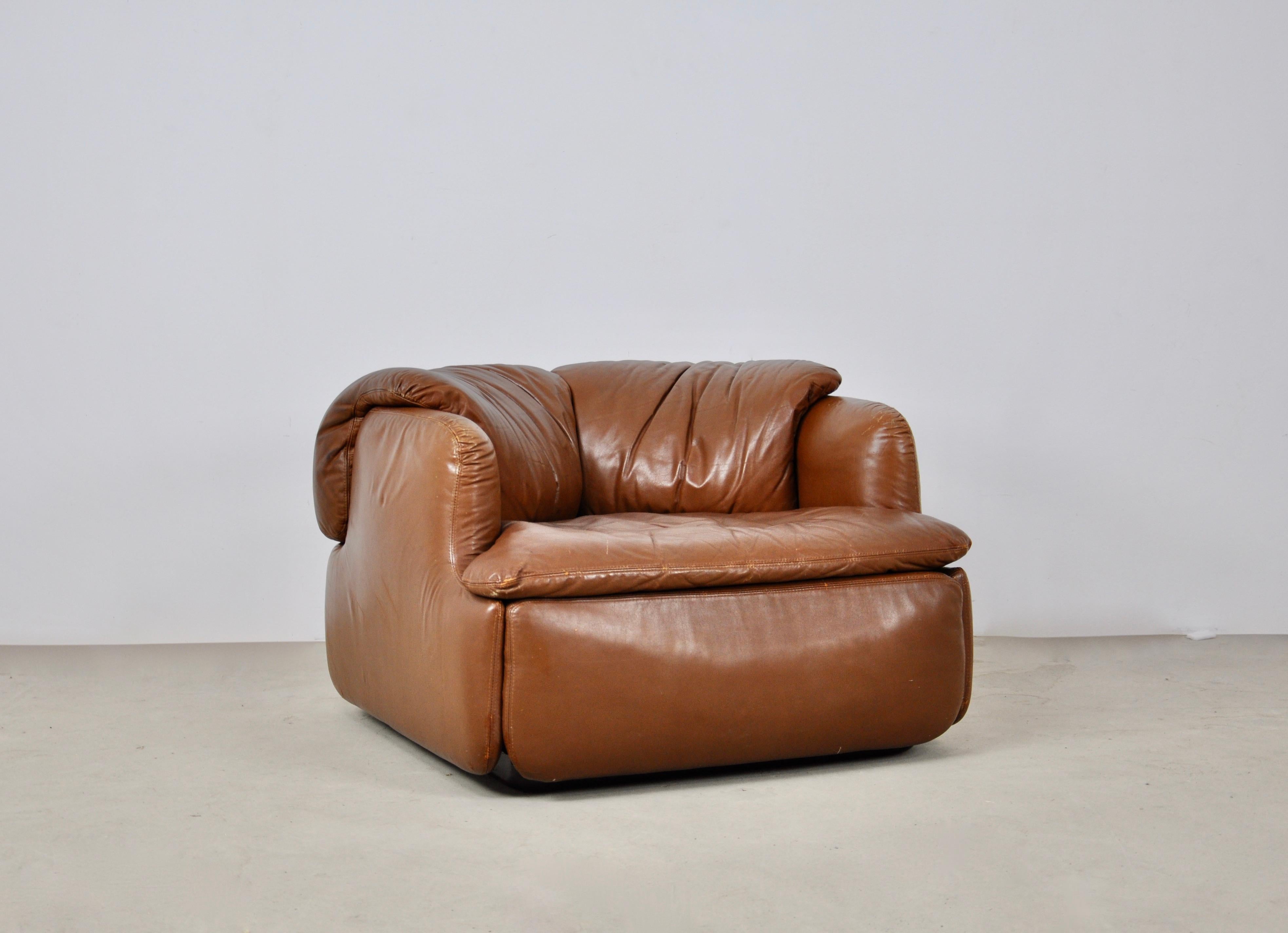 Brown leather sofa with plastic foot. Stamped saporiti. Seat height 38cm. Wear due to time and age of the sofa (see pictures).
 