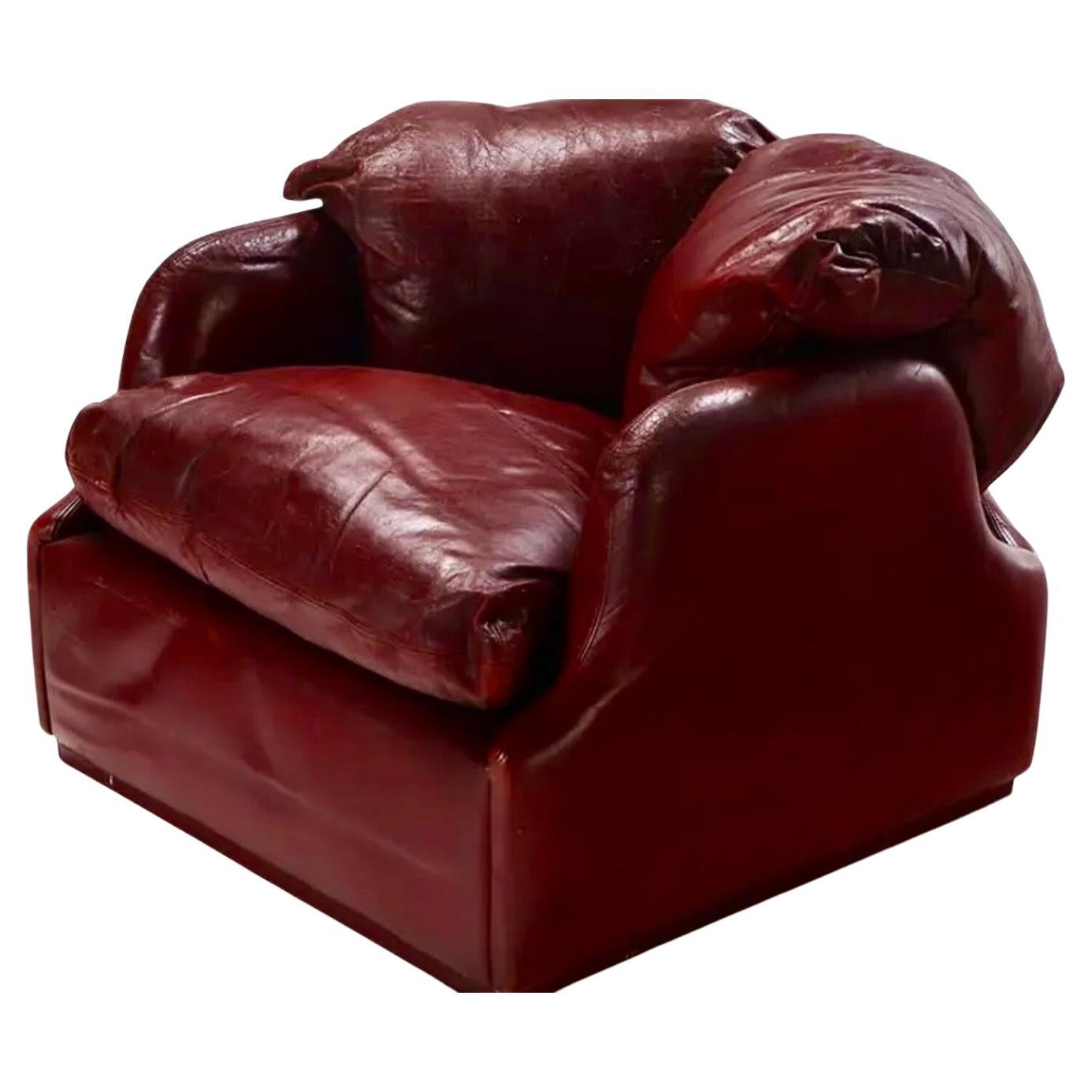 Confidential Lounge Chair, Cordovanleder, Alberto Rosselli für Saporiti Italien, 1972.

Das originale Leder hat den für Cordovan typischen Glanz, die Haptik und die Variationen der tiefen ochsenblutroten Farbe.

Die Confidential Collection'S ist