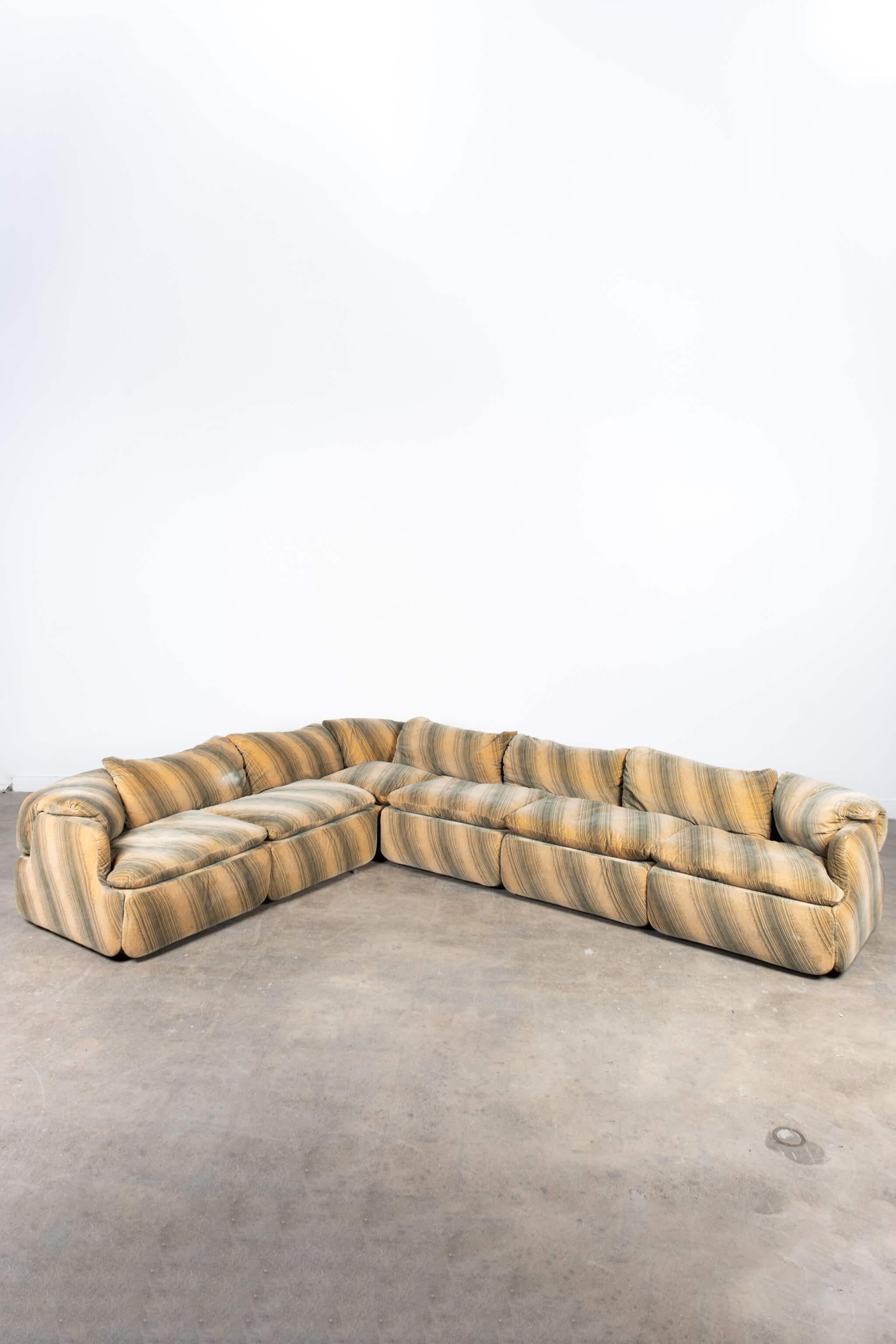 Italian Confidential Corner Sofa in Original Velvet Fabric by Alberto Rosselli For Sale