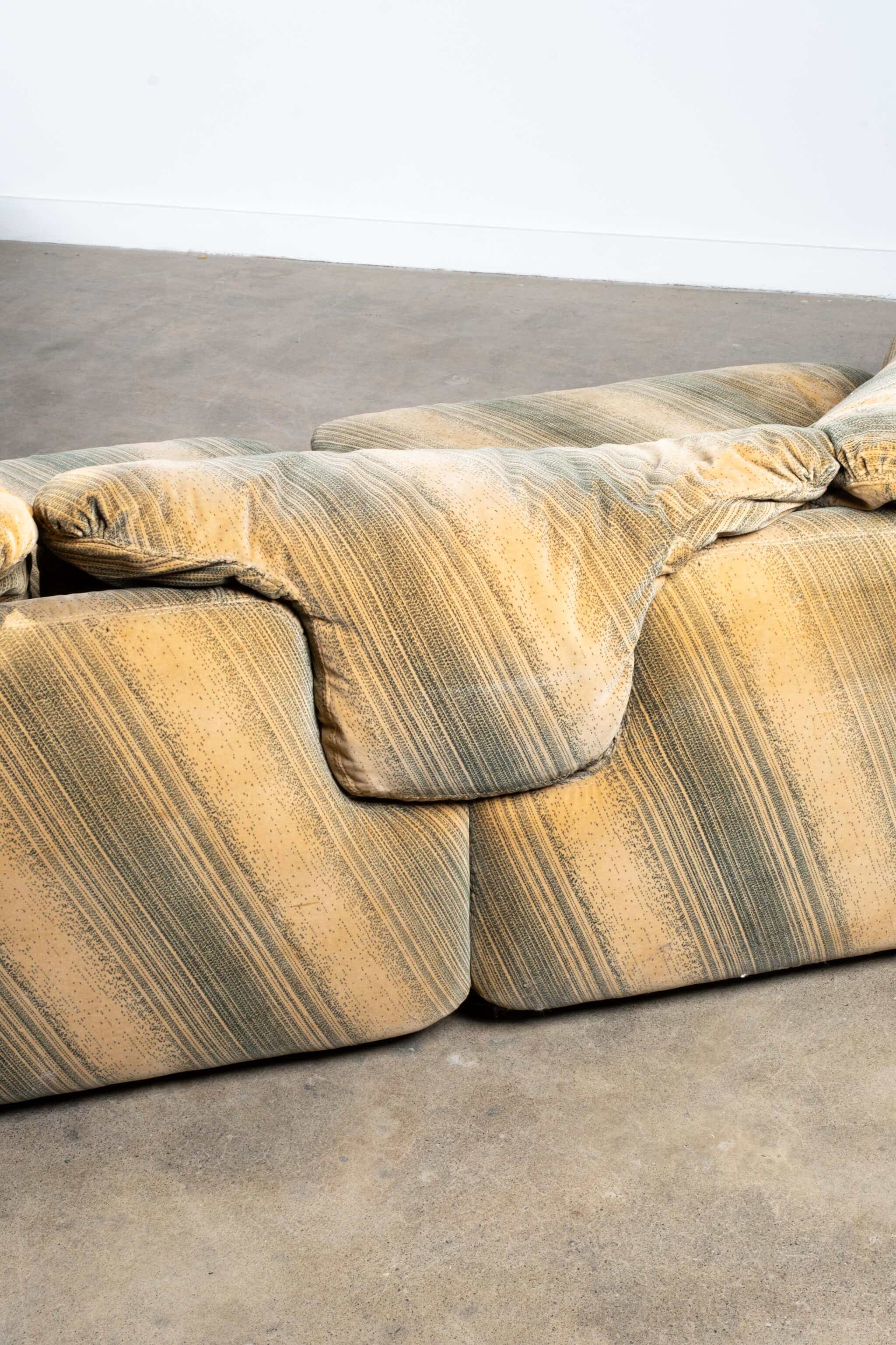 Confidential Corner Sofa in Original Velvet Fabric by Alberto Rosselli In Good Condition For Sale In Toronto, CA