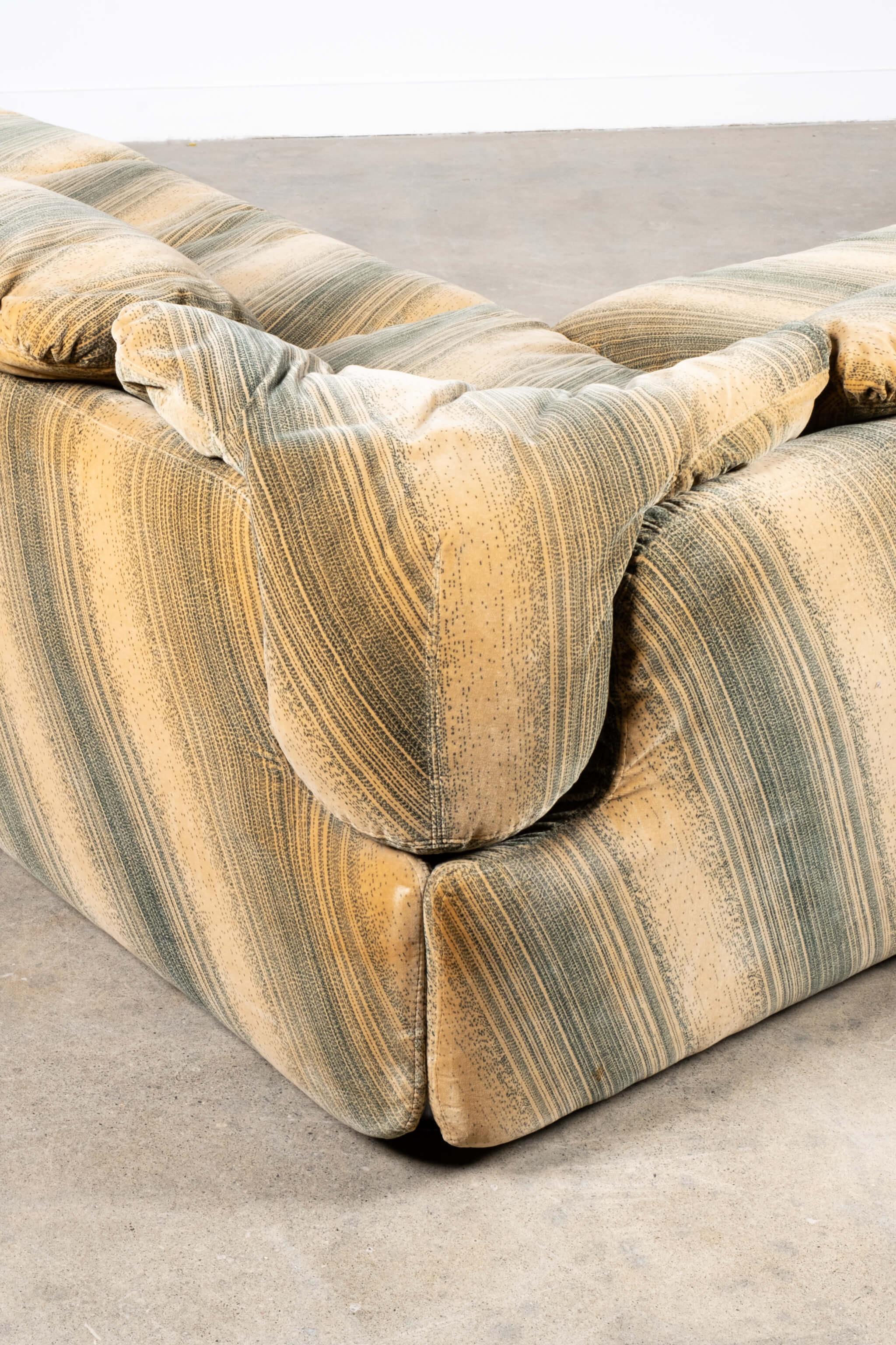 Late 20th Century Confidential Corner Sofa in Original Velvet Fabric by Alberto Rosselli For Sale