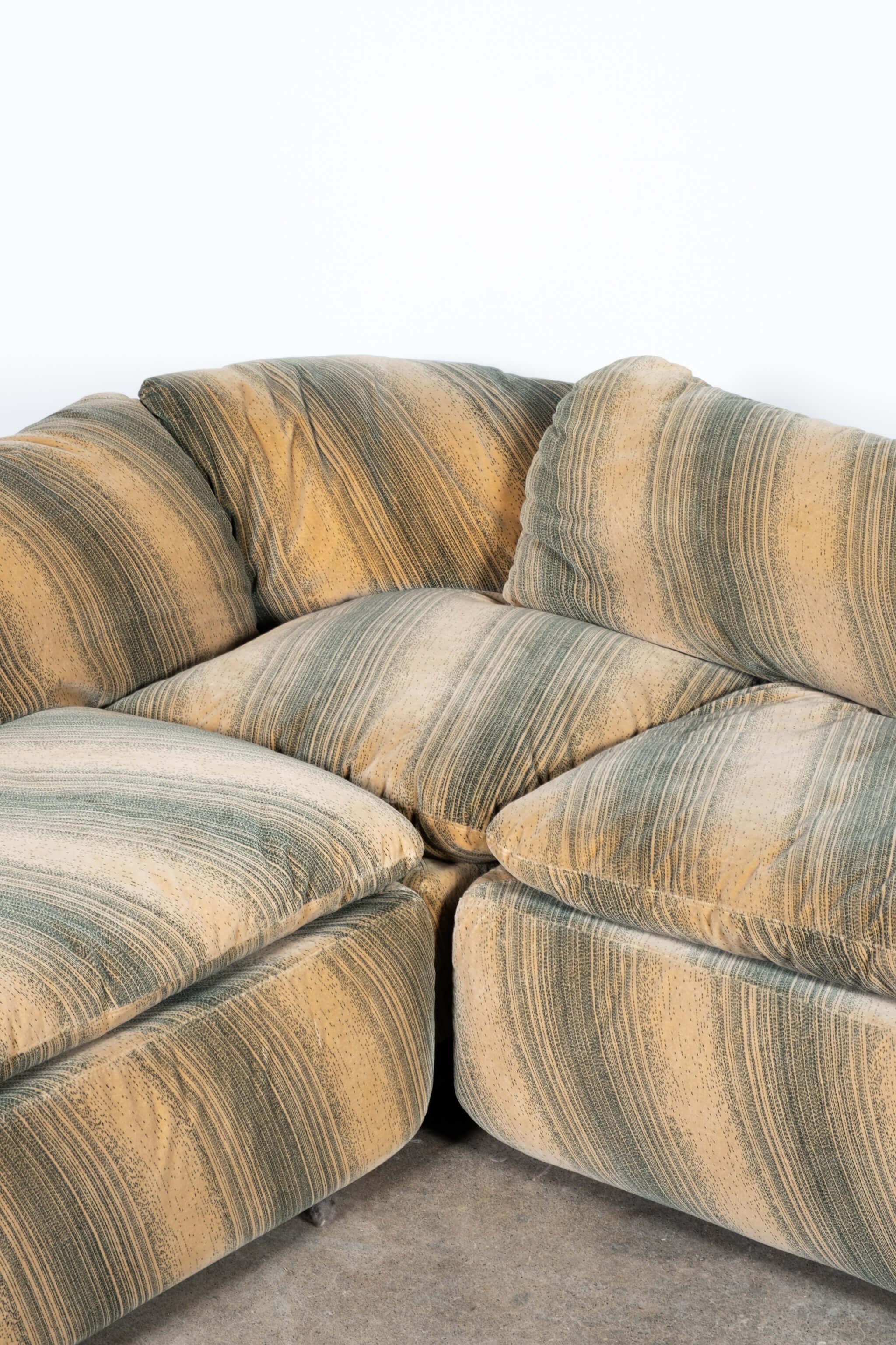 Confidential Corner Sofa in Original Velvet Fabric by Alberto Rosselli For Sale 1
