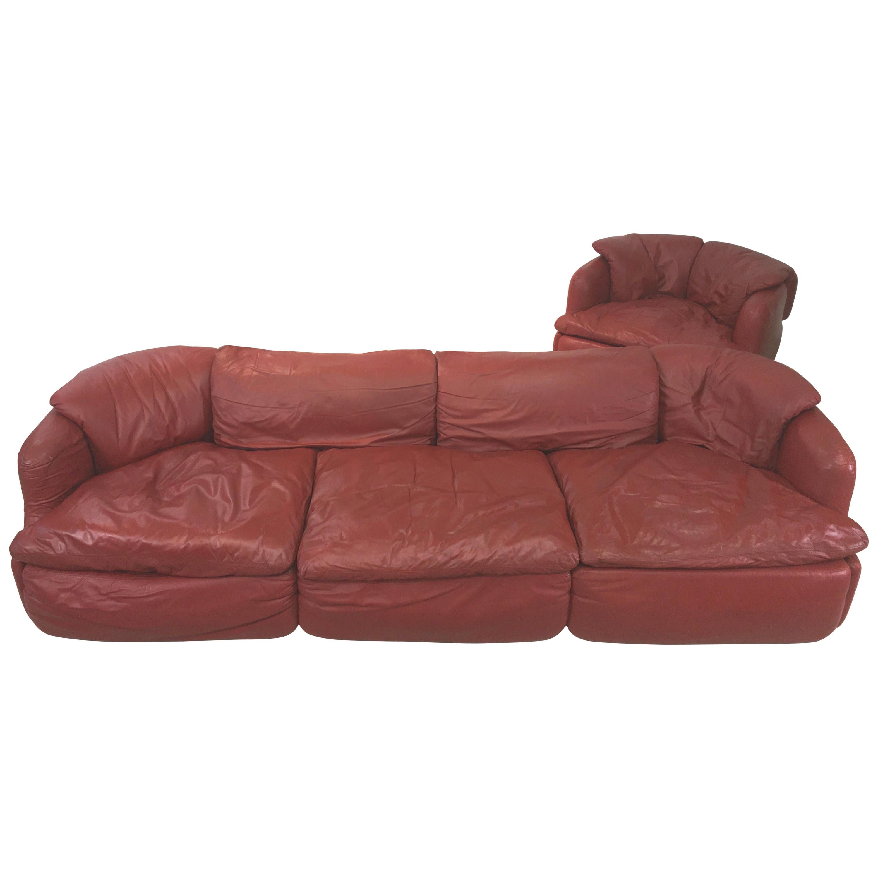 Wir haben ein ziegelrotes Leder-Sofa und einen passenden Sessel, die der italienische Architekt Alberto Rosselli 1972 für Saporiti Italia entworfen hat. Insgesamt zwei Stück. Der angegebene Preis gilt für das Sofa und den Sessel zusammen.
Das