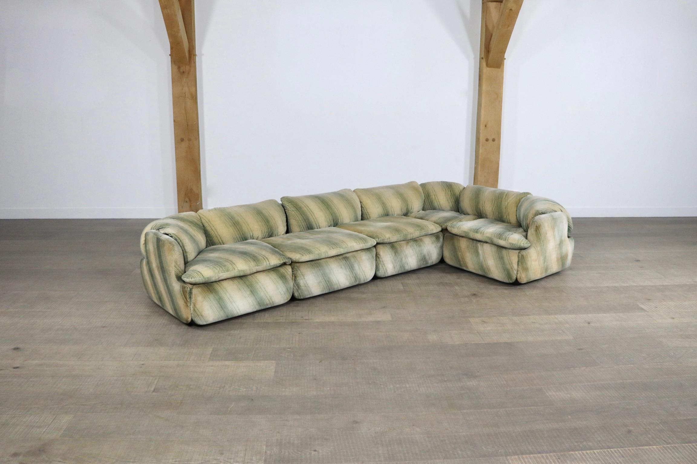 Nice modular sofa model Confidential by Alberto Rosselli for Saporiti, Italy 1970s. This sofa has its original velvet upholstery with a nice green and cream print. The set consist of five elements of which one corner. A playful set with high