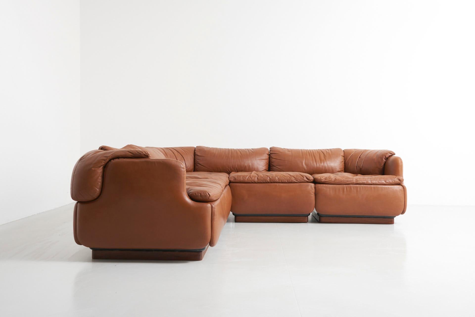 Corner sofa in natural leather from the Confidential Series, designed by Italian architect, Alberto Rosselli and manufactured by Saporiti in the 1970s. The sofa is one of the first modular seating systems for private use. It consist out of