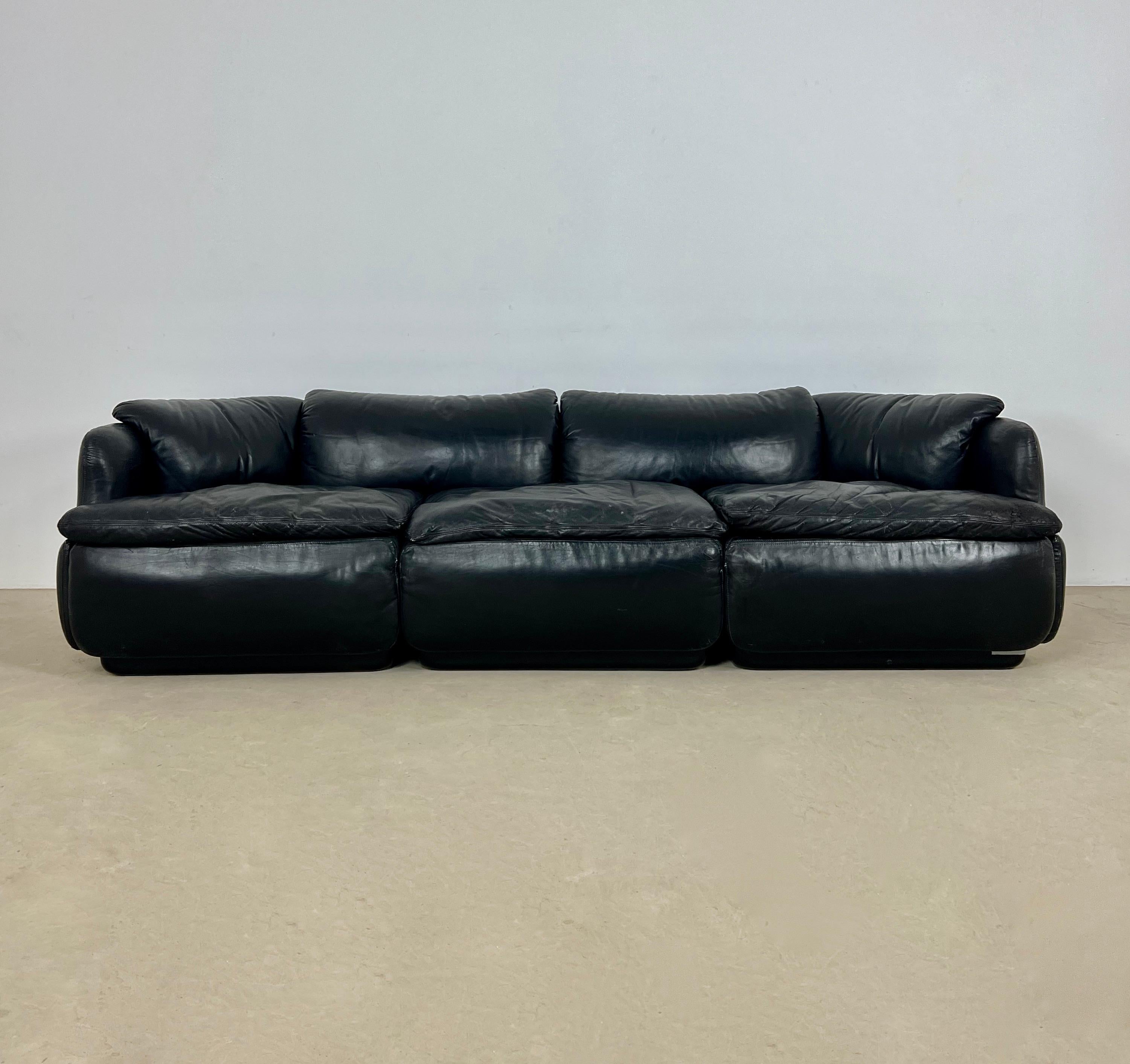 Brown leather sofa. Stamped saporiti seat height 40cm. Removable. Wear due to time and age of the sofa.