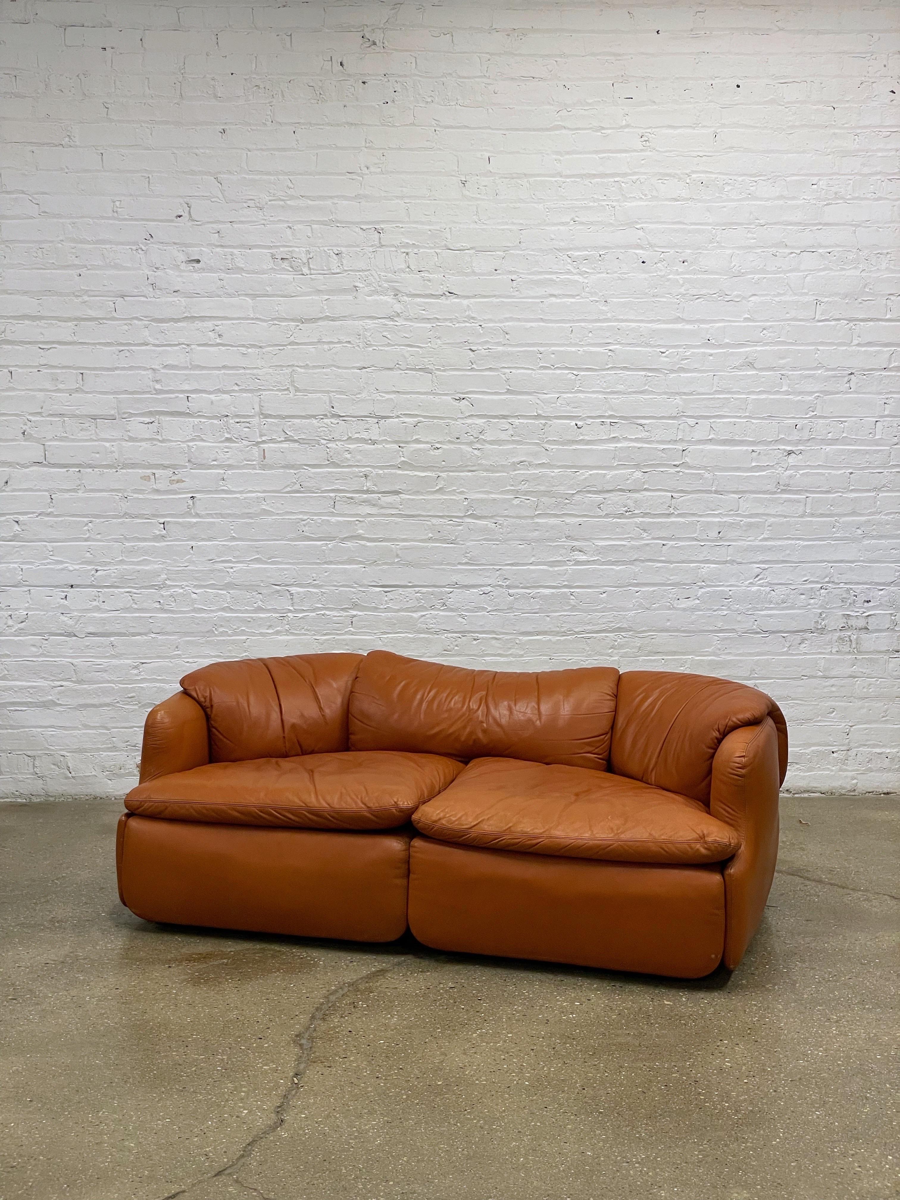 Confidential Sofa entworfen von Alberto Rosselli für Saporiti (Italienisch)