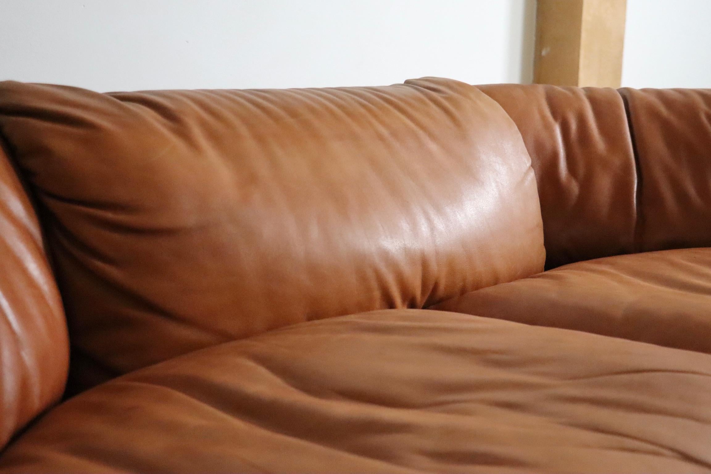 Confidential Sofa In Cognac Leather By Alberto Rosselli For Saporiti, Italy 1970 For Sale 4