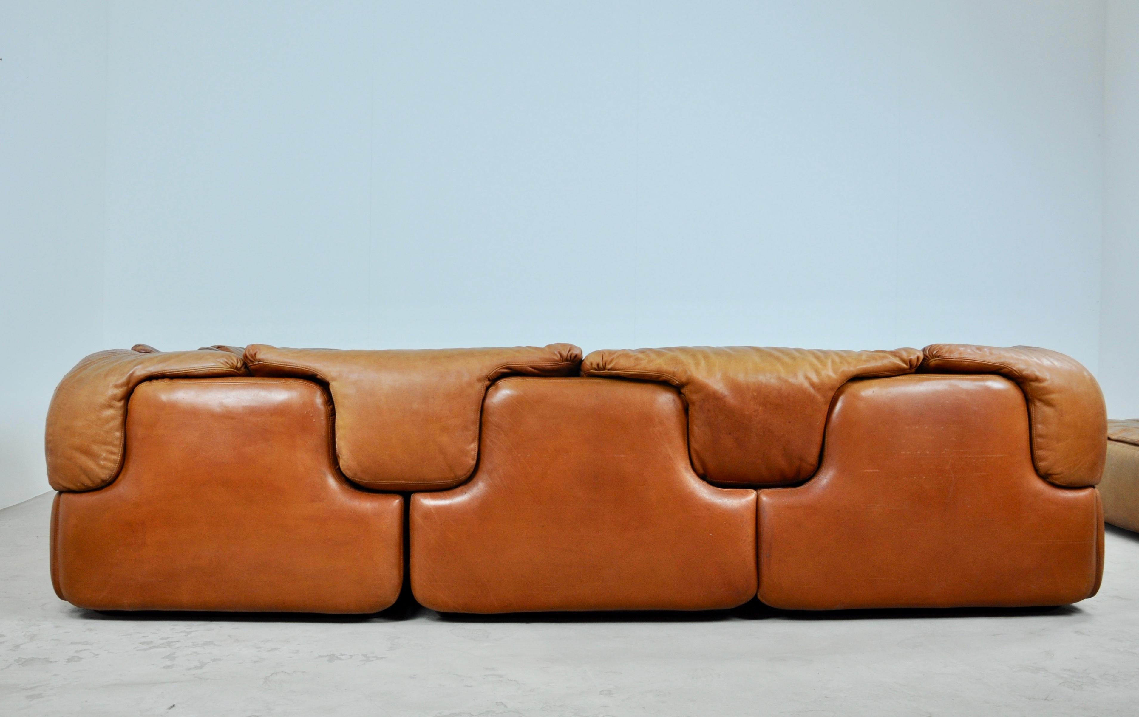 Sofa and ottoman, the sofa shows wear marks on 3 seat cushions and on 2 corners (see photo). Wear due to time and age of the sofa.
  