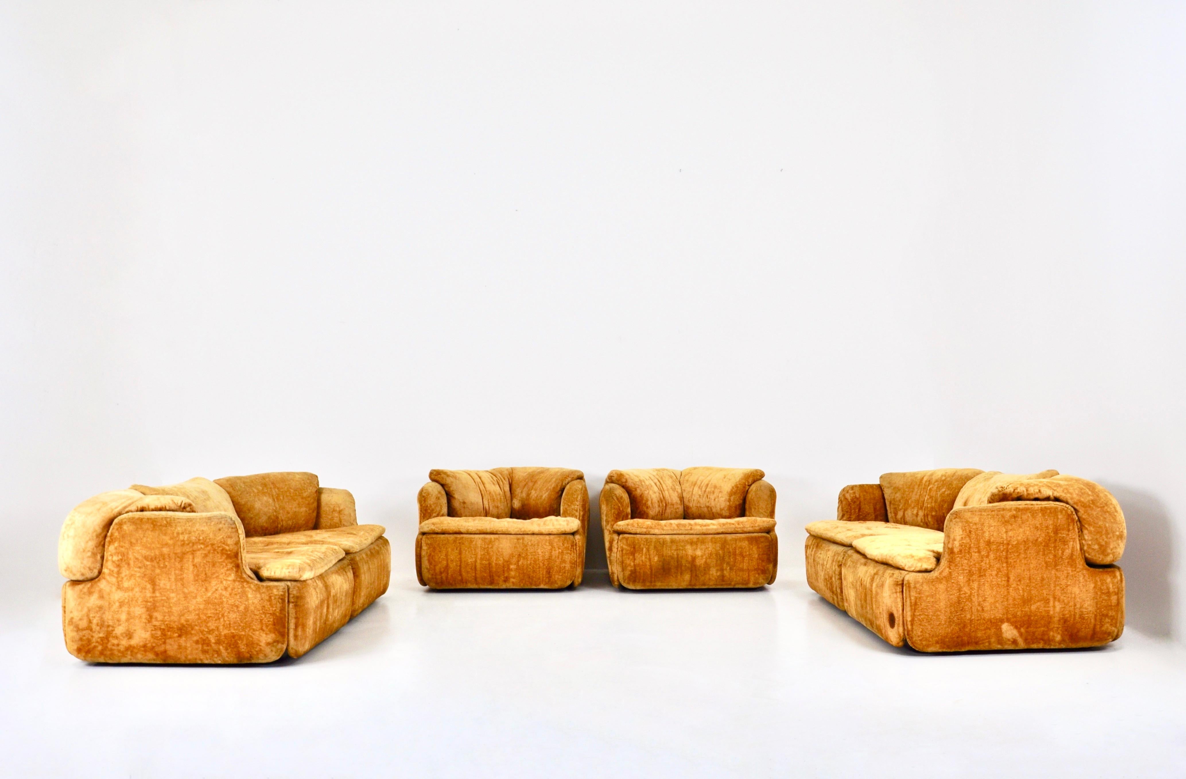 Set of velvet sofas comprising two two-seater sofas and two single armchairs. Stamped SAPORITI. Seat height: 38 cm. Width of the single-seater armchairs: 90 cm. Length of the 2-seater armchairs: 163 cm. Wear due to time and age