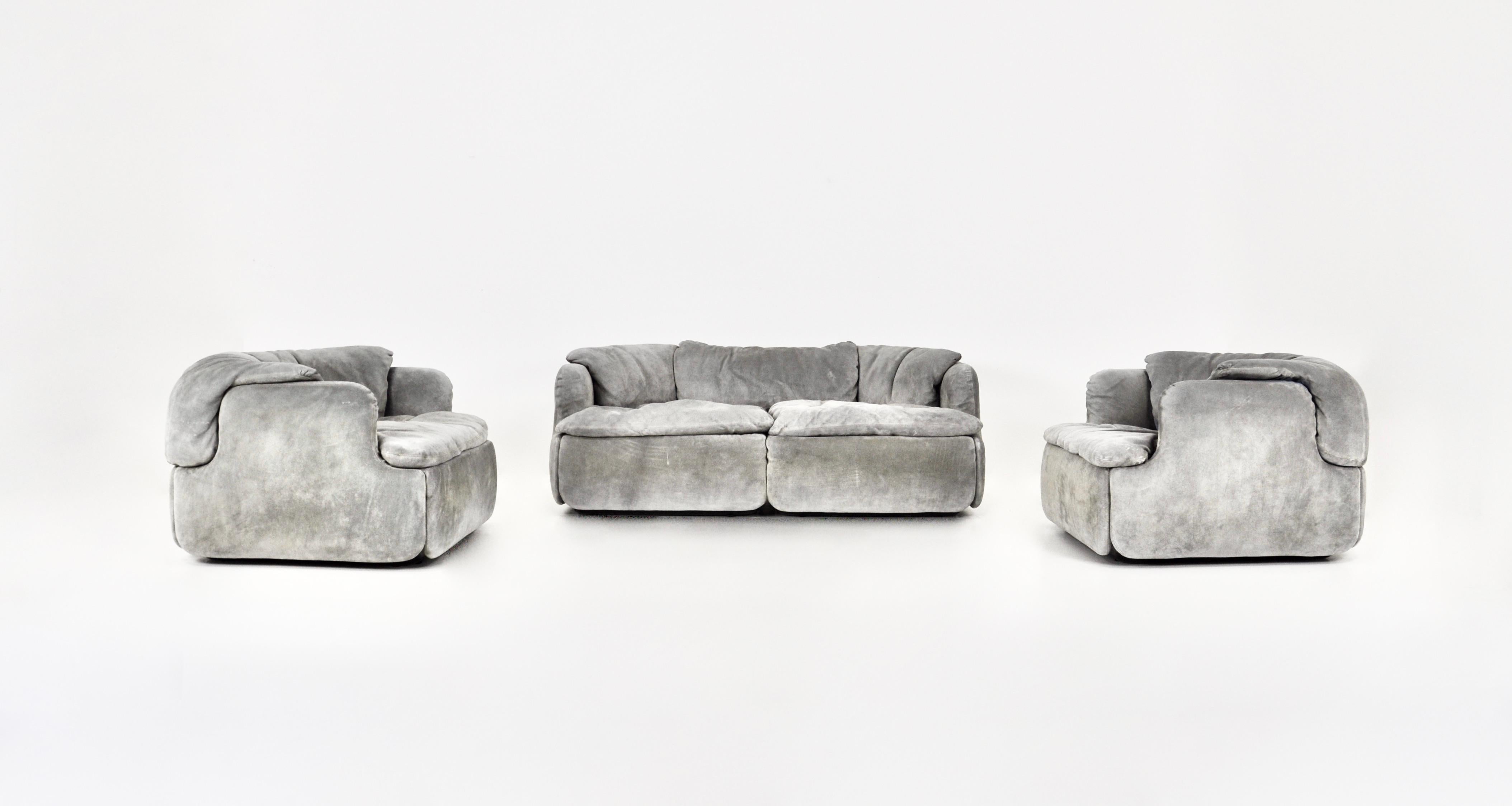 Set of living room composed of a sofa 2 seats and two armchairs one seat in Grey / blue Suede. Stamped SAPORITI under the seat de chaque éléments. Seat height 39cm. Width Armchairs: 86 cm. Wear due to time and age of the living room.
FOR SHIPPING,
