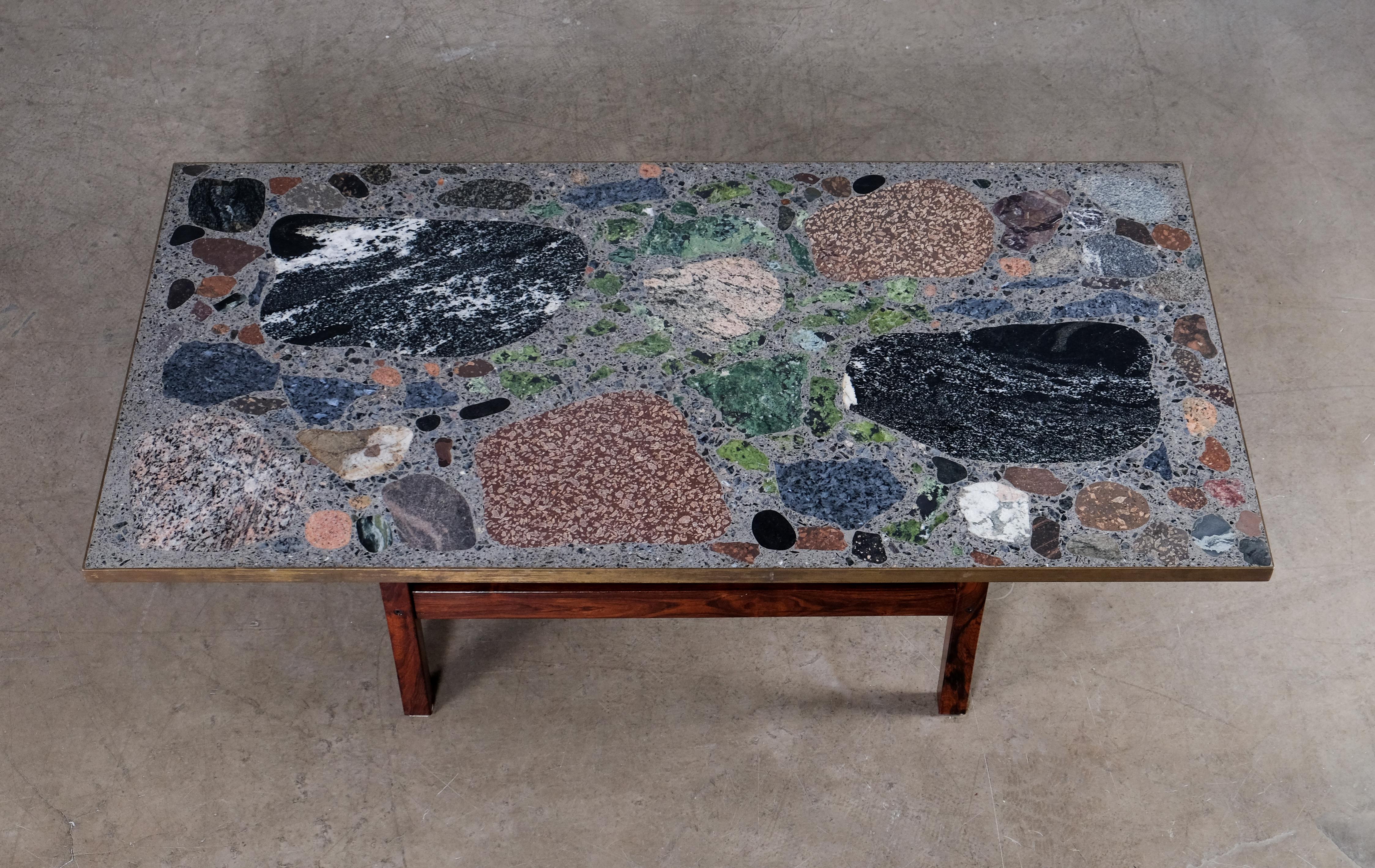 Table de canapé 'Conglo concrete'. Plateau de table incrusté d'une variété de pierres norvégiennes.
Produit en Norvège, dans les années 1970.