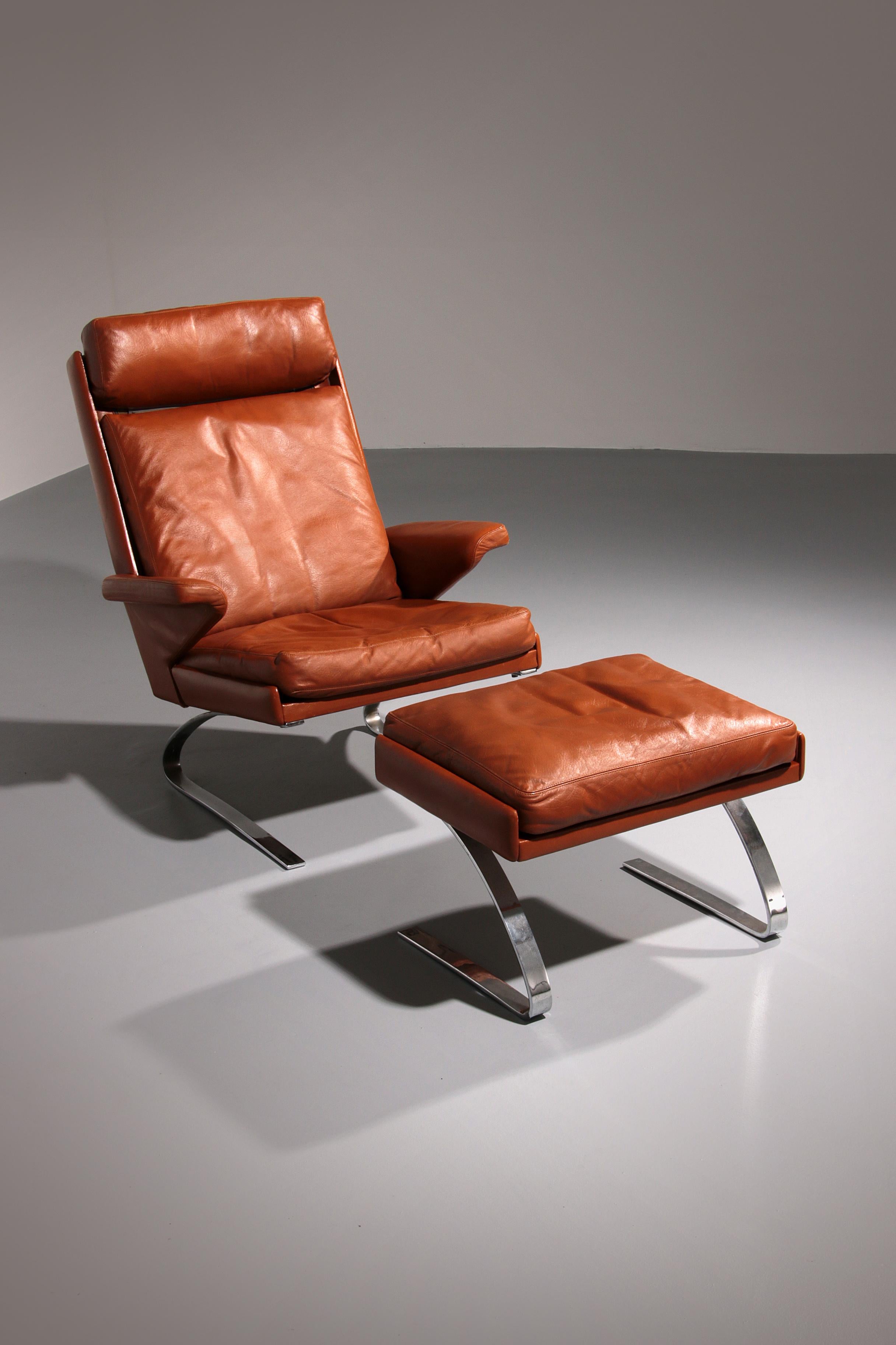 

The COR Sinus lounge chair with ottoman is a classic piece designed by Reinhold Adolf and Hans-Jürgen Schröpfer in 1976. It's known for its distinctive free-swinging body and luxurious patinated aniline leather upholstery. The frame is made from