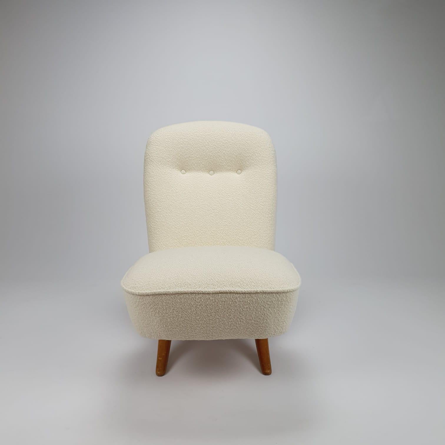 Stunning Mid-Century Modern congo chair, designed by Theo Ruth for Artifort.
Iconic Dutch design from the 50s.
The back and the seater are 2 separate pieces that easily fits together and makes it a unique chair.
The chair is restored with new
