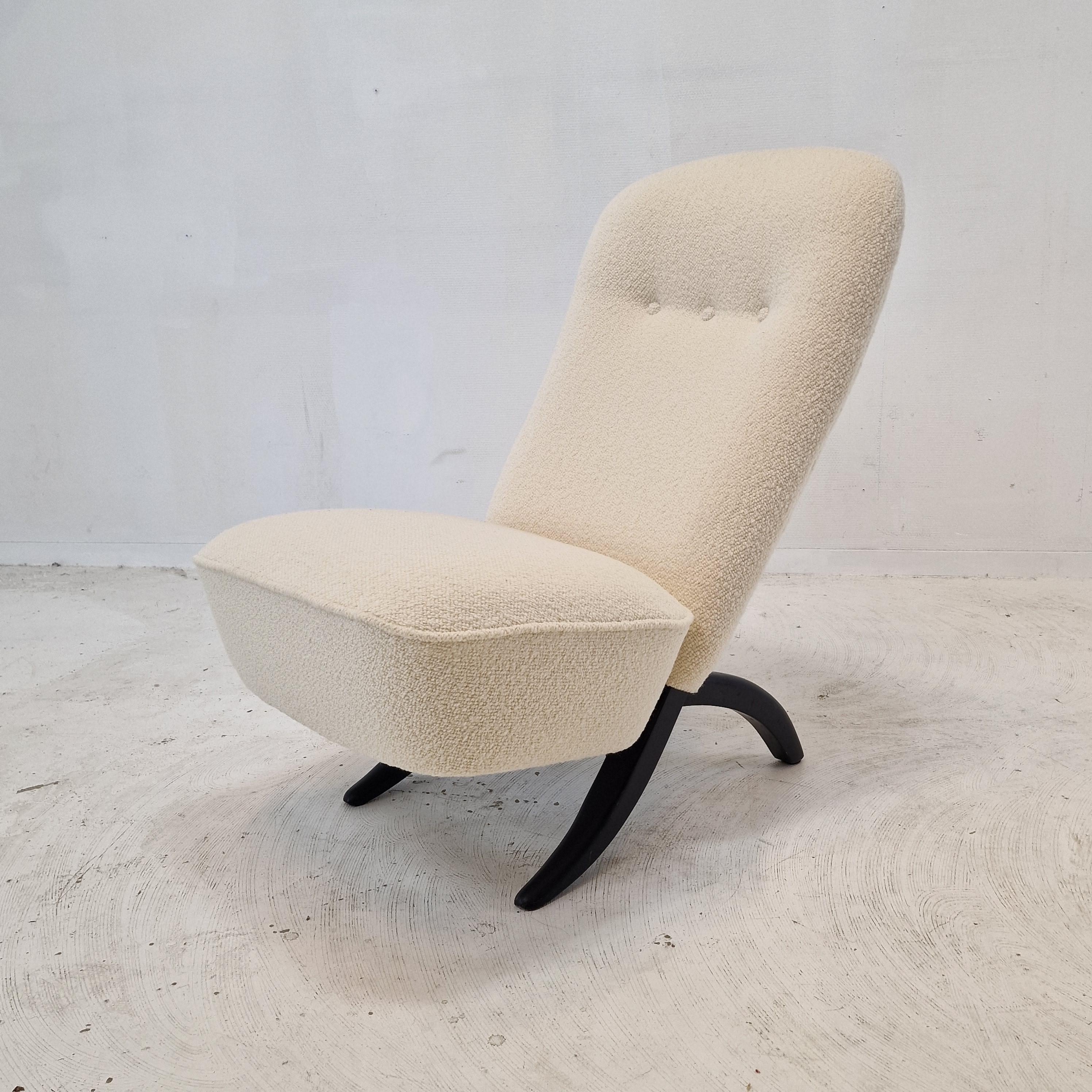 Stunning Mid-Century Modern Congo Chair, designed by Theo Ruth for Artifort.
Iconic Dutch design from the 50s.

The back and the seater are 2 separate pieces that easily fits together and makes it a unique chair.

The chair is restored with new