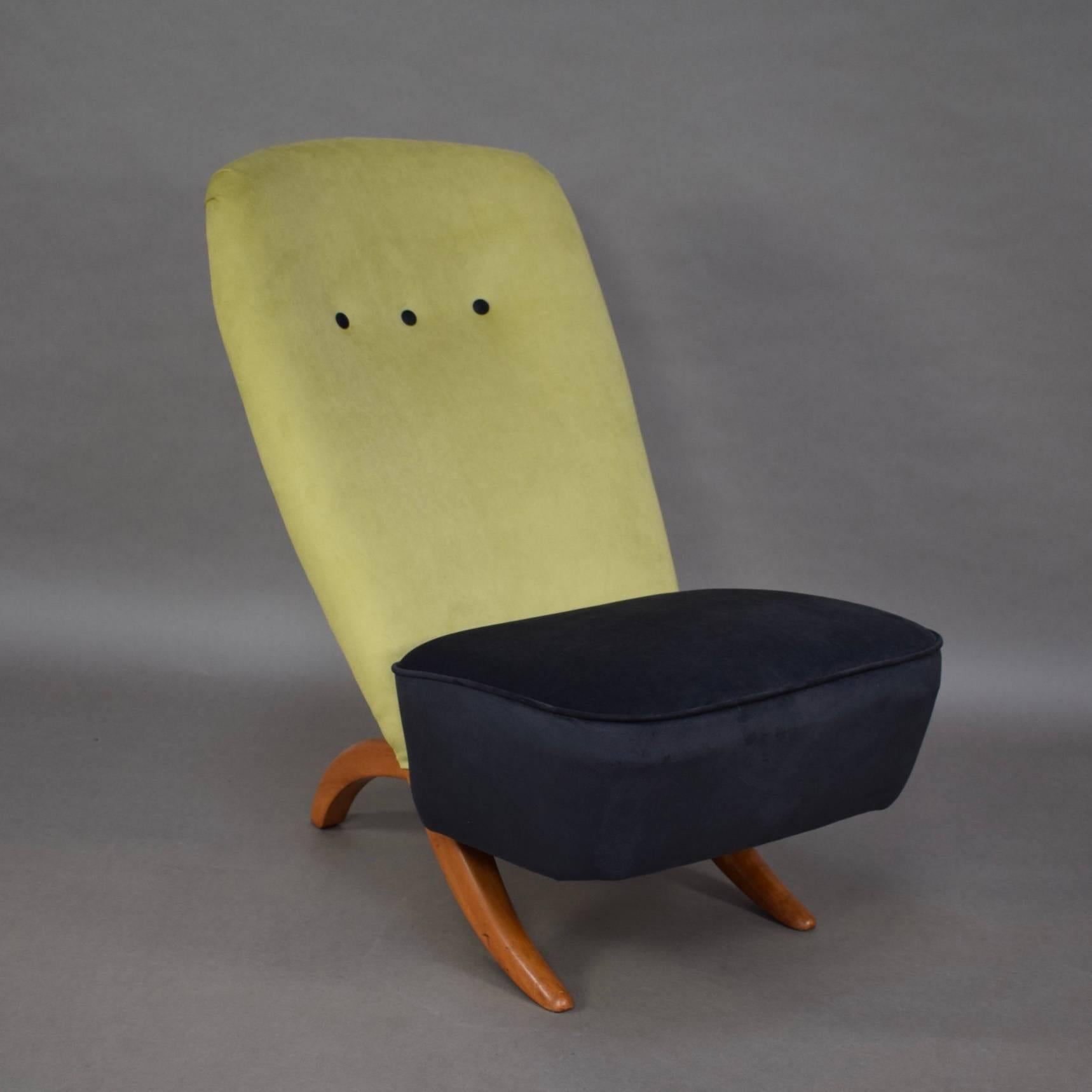 Ingenious design by Theo Ruth. The seat and back slide together which creates a locking scissor effect. Beautiful new upholstery.

Manufacturer: Artifort
Designer: Theo Ruth
Country: Netherlands
Model: Penguin lounge chair
Material: Solid