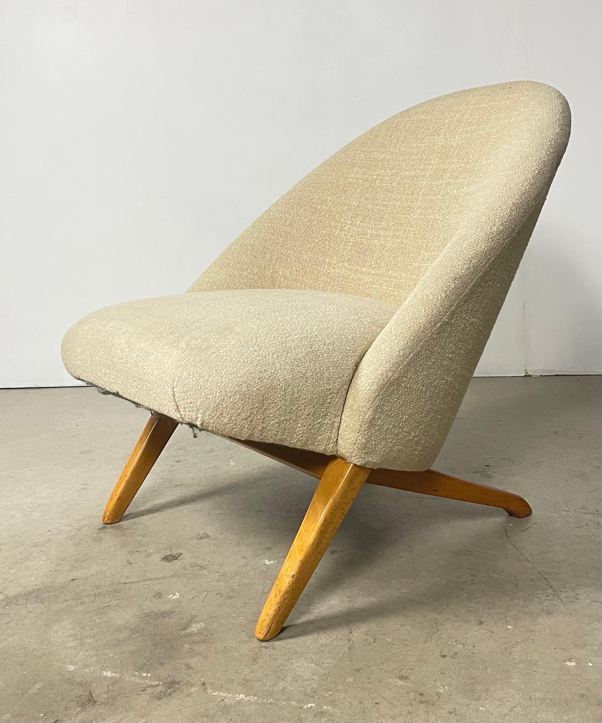 Embrace mid-century modern design with the Theo Ruth for Artifort Congo Chair. This iconic piece combines comfort, style, and sophistication.

Crafted with attention to detail, the Congo Chair boasts a sleek, sturdy frame with original finished
