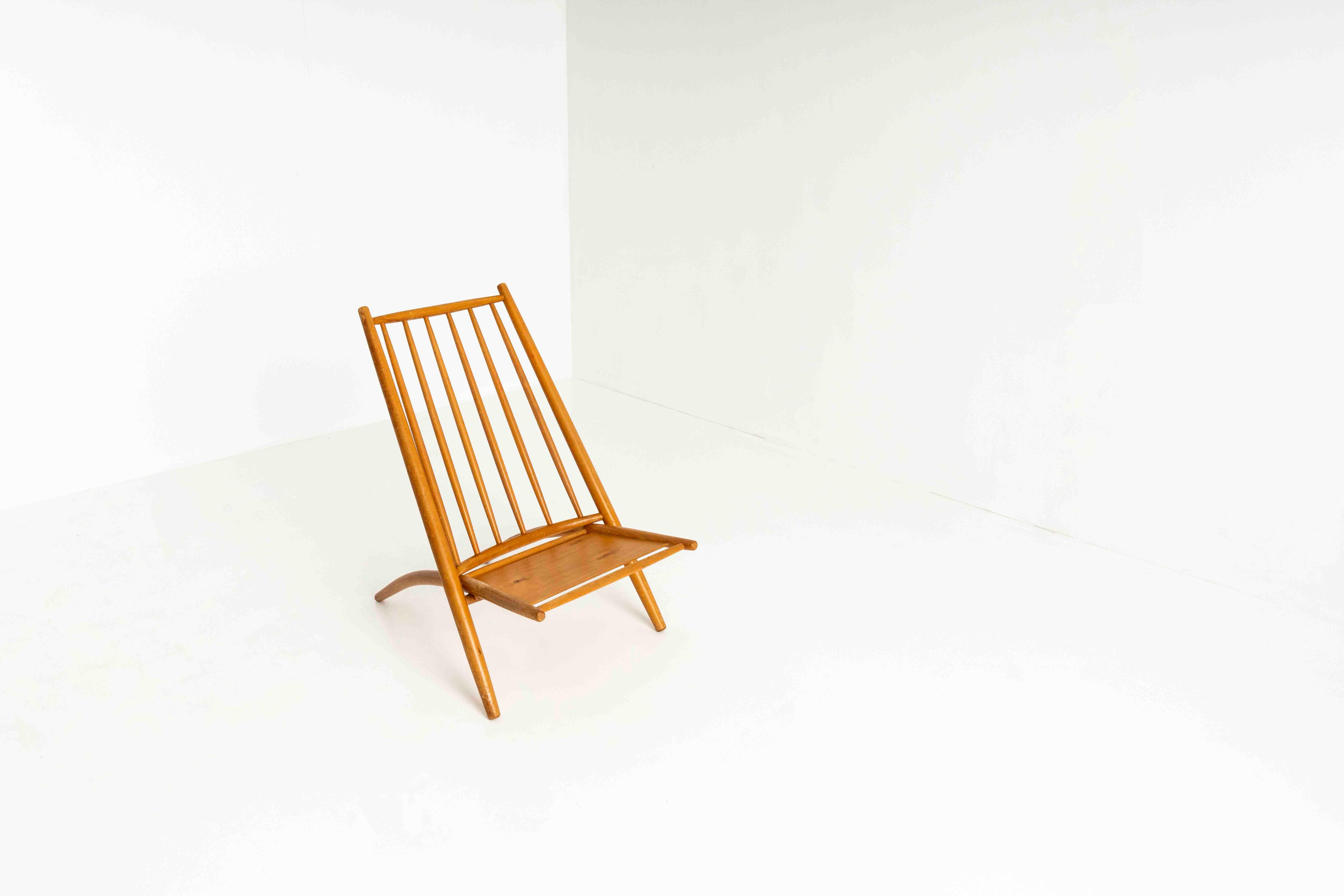 Schöner Stuhl Congo aus Birke von Ilmari Tapiovaara für Asko 1960er Jahre. Diese clevere Konstruktion besteht aus zwei Teilen, die ohne Schrauben zusammengefügt werden und sich leicht transportieren oder lagern lassen. Das Design ist inspiriert von