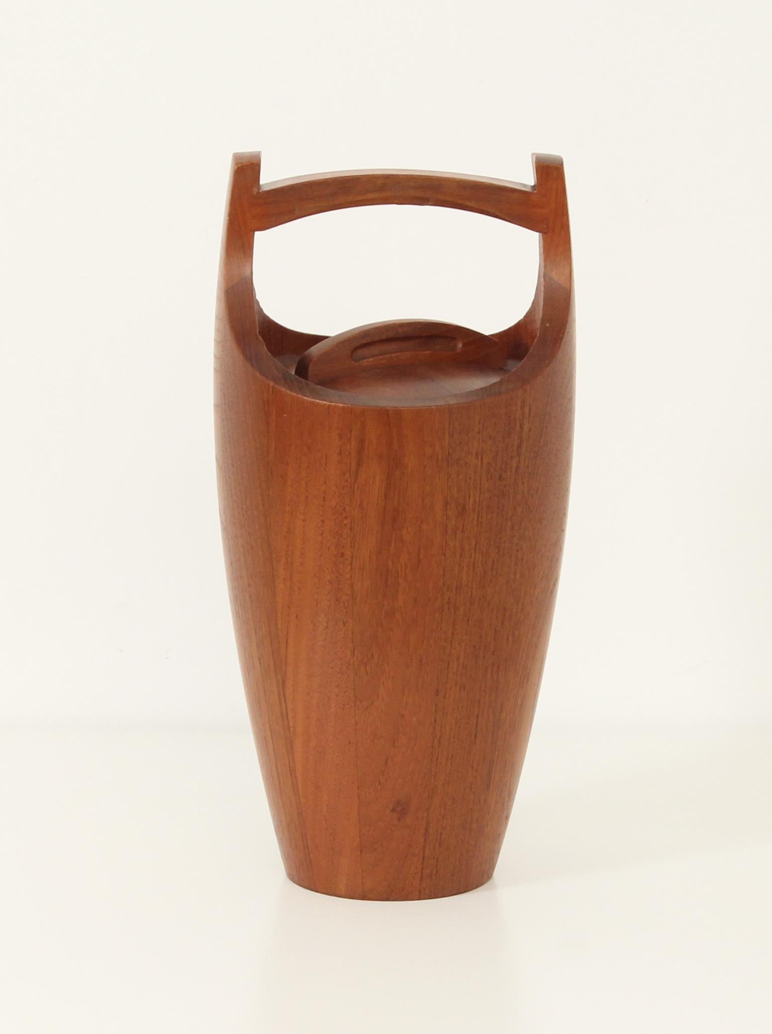 Congo ice bucket designed by Jens Harald Quistgaard for Dansk Designs, Denmark, 1960's. Teak wood and orange plastic interior for the ice cubes. A classic of Scandinavian design.
