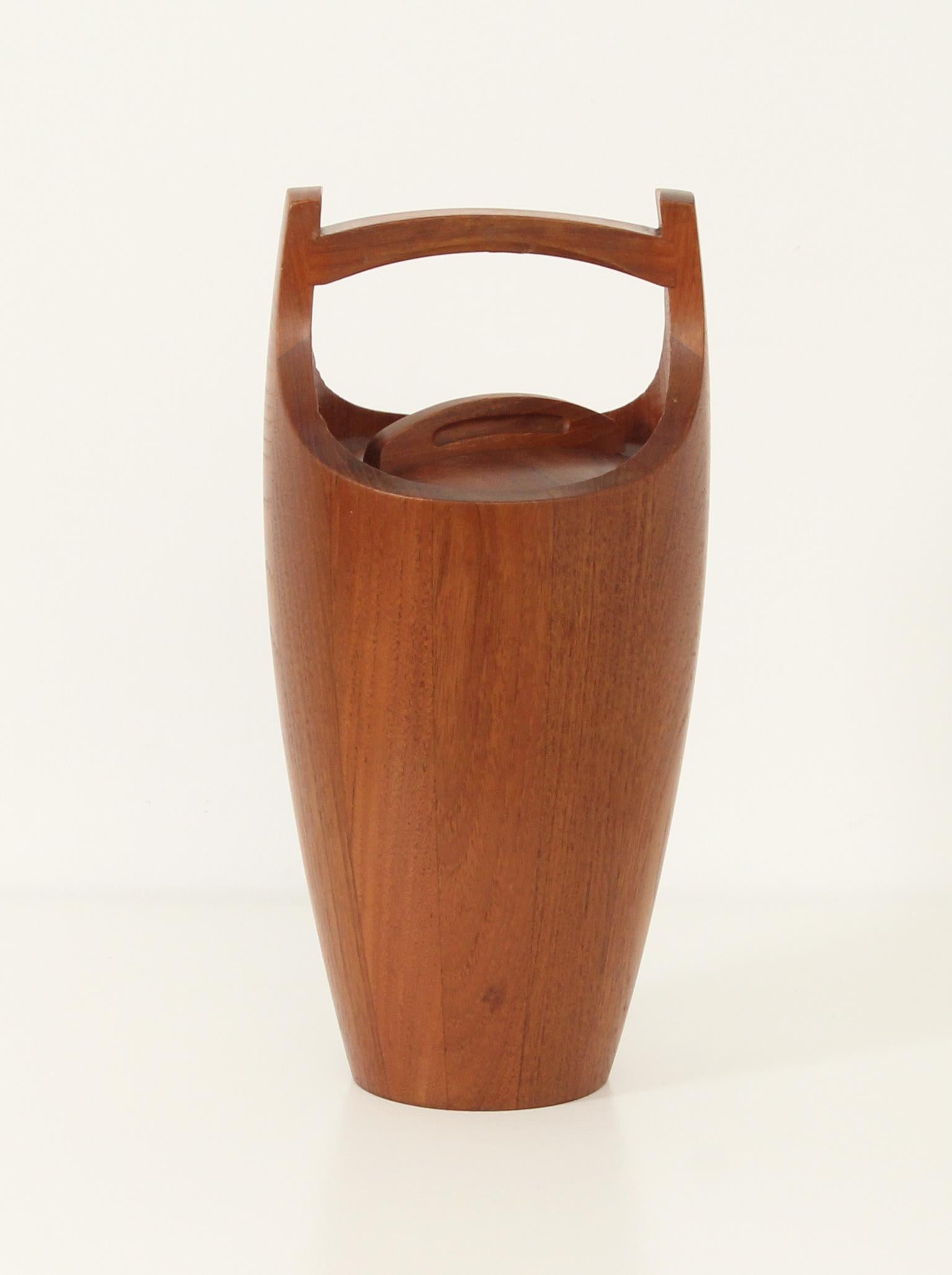Cubitera Congo diseñada por Jens Harald Quistgaard para Dansk Designs, Dinamarca, años 60. Interior de madera de teca y plástico naranja para los cubitos de hielo. Un clásico del diseño escandinavo.