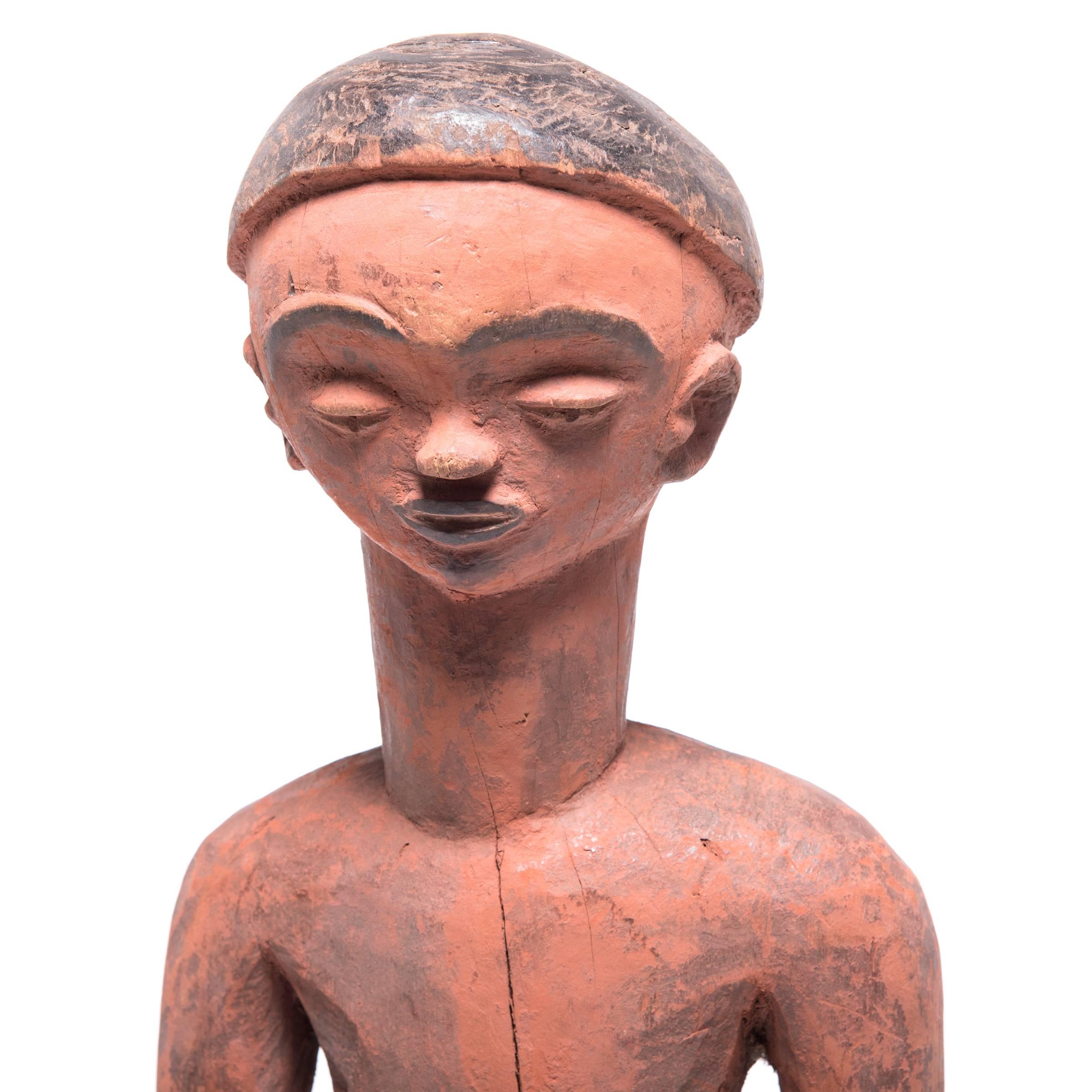 Figure d'autel africain peinte en forme de plume, vers 1900 Bon état - En vente à Chicago, IL