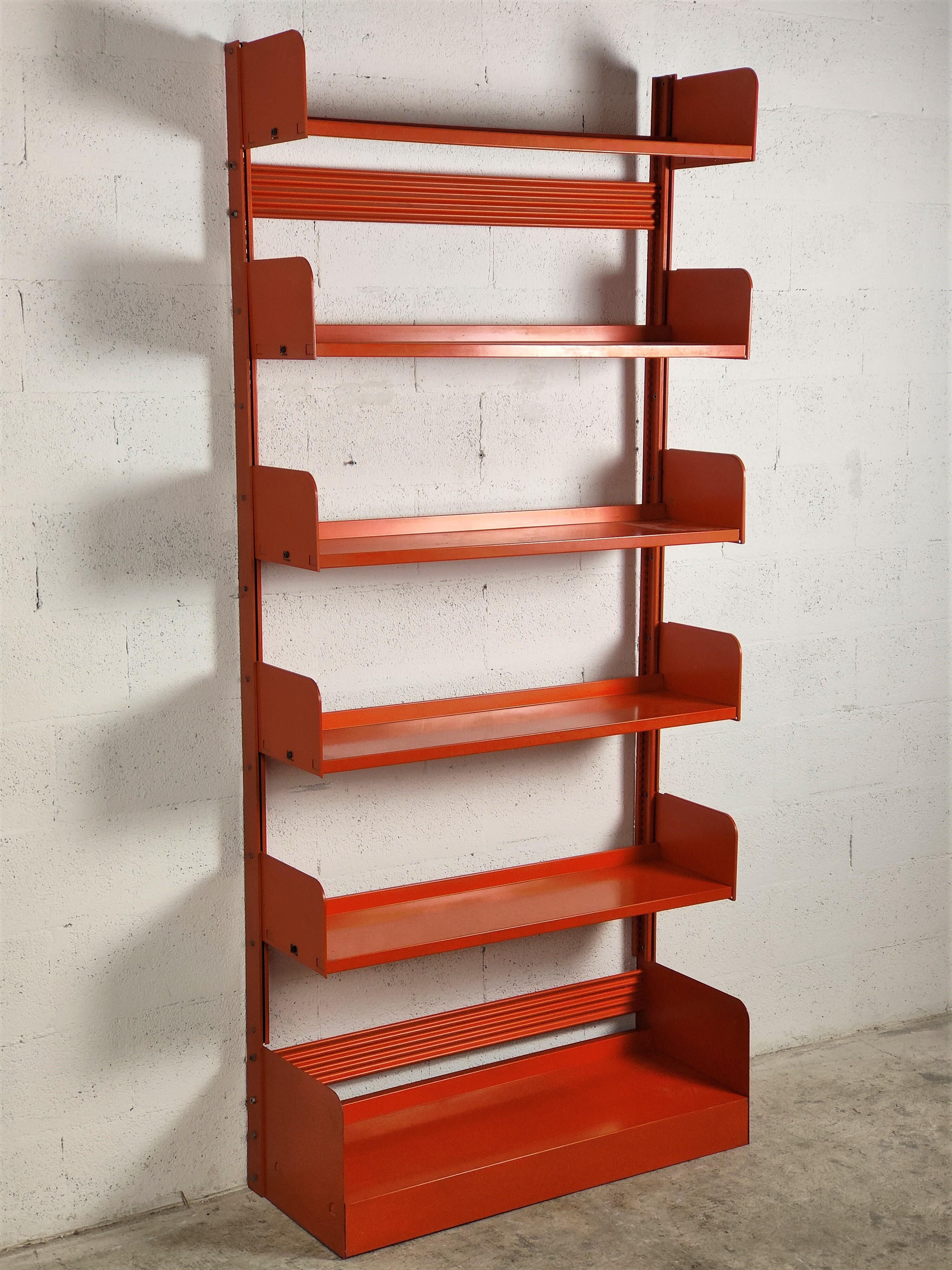 70s
Design and manufafcturing by Lips Vago
Metal Bookcase Congresso
Very good condition:
Wear consistent with age and use
Dimensions: L 98 cm - D 38 cm - H 220 cm

The 'Congress' shelf is a modest and strong bookcase made out of steel sheets.