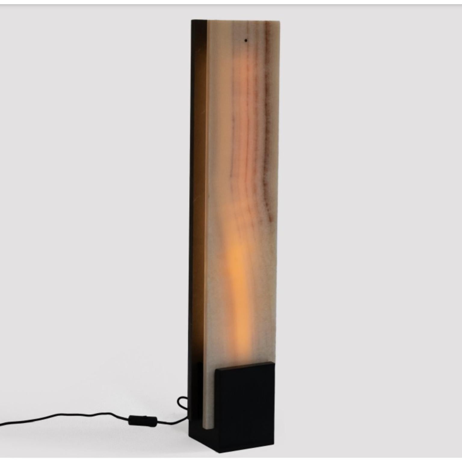Lampada da terra Congresso di Studio Daniel K.
Edizione limitata di 12 pezzi.
Dimensioni: P 16 x L 20 x H 105 cm. 
Materiali: Onice miele, marmo Noir Saint Laurent e acciaio verniciato.

Tutte le nostre lampade possono essere cablate a seconda del