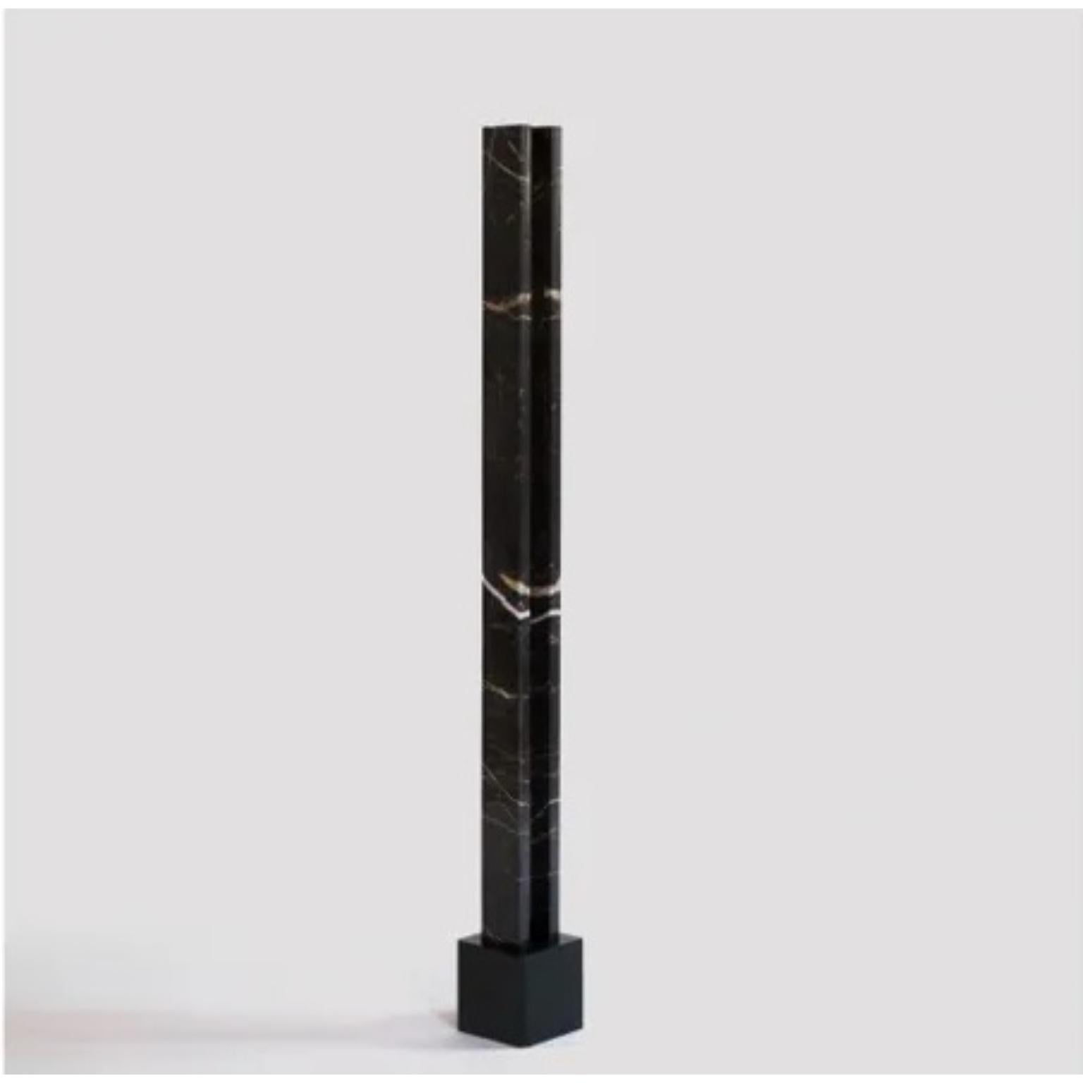 Candeliere alto Congresso di Studio A Daniel K.
Edizione limitata.
Dimensioni: D 12 x L 12 x H 120 cm. 
Materiali: Marmo Noir Saint Laurent e acciaio verniciato.

Disponibile in diverse opzioni di marmo: Onice miele, Marmo Rouge du Roi o Marmo Noir