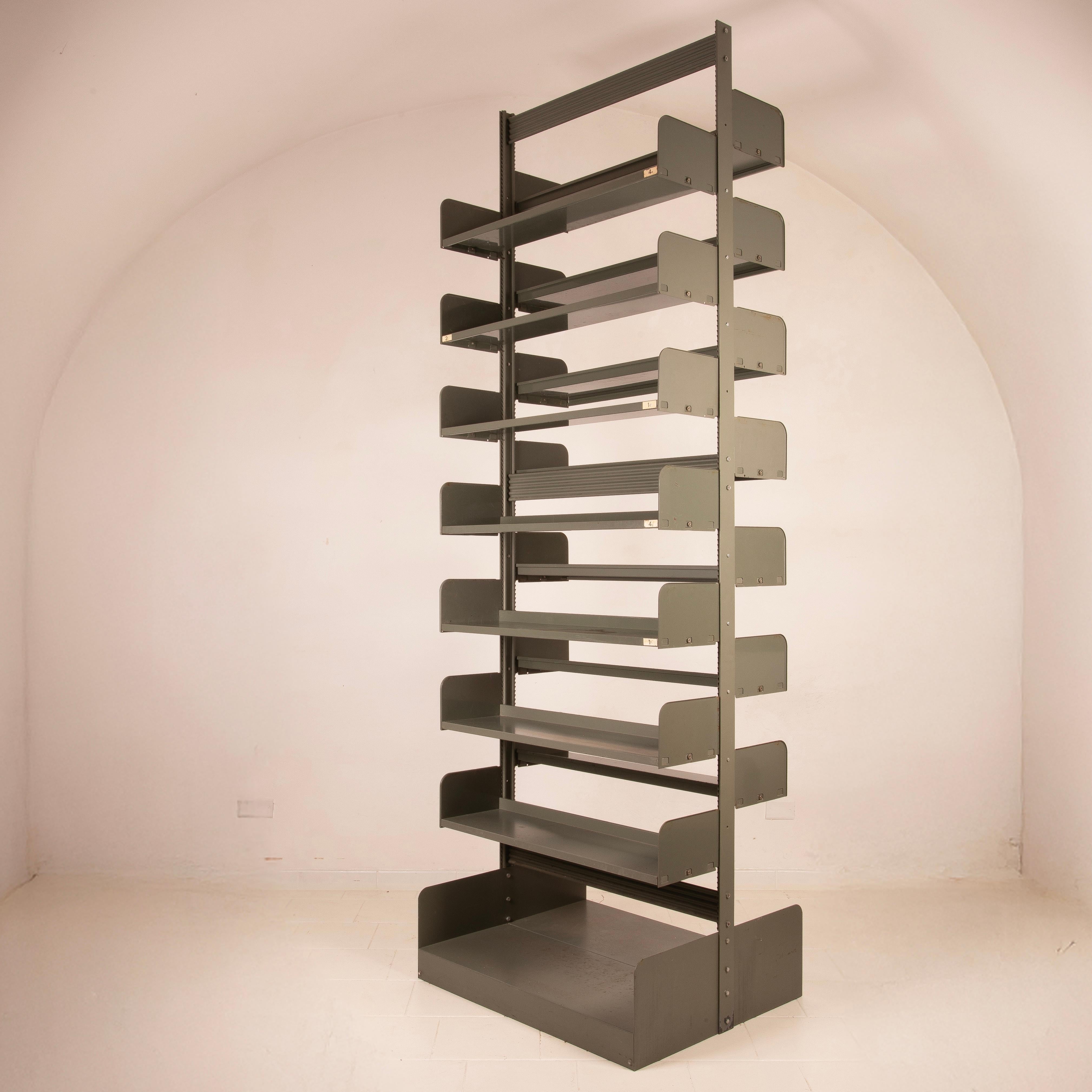 This extraordinary bookcase, model Congresso, was designed and produced by Lips Vago in 1967, representing one of the most innovative and iconic modular systems of Italian design of the 1960s.
Winner of the prestigious SMAU Industrial Design Award