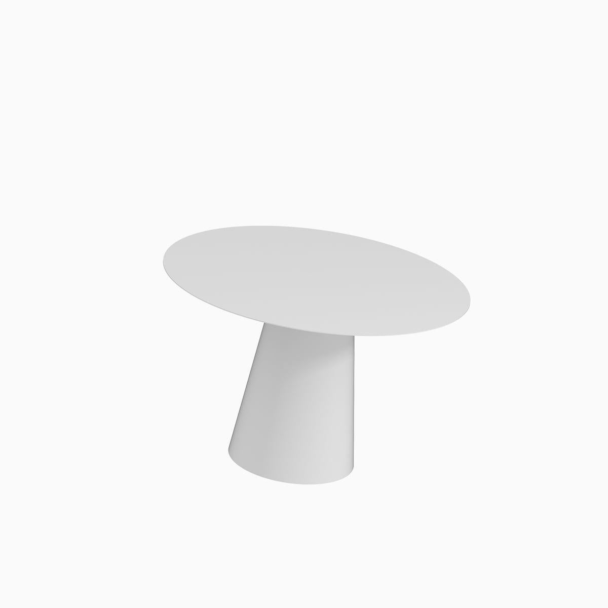 Der Conic Dining Table ist ein monolithisches Stück, das als Esstisch für den Innen- und Außenbereich konzipiert wurde. 
Von Hand aus galvanisiertem Aluminium gefertigt und mit einer matten elektrostatischen Beschichtung versehen, kann sein