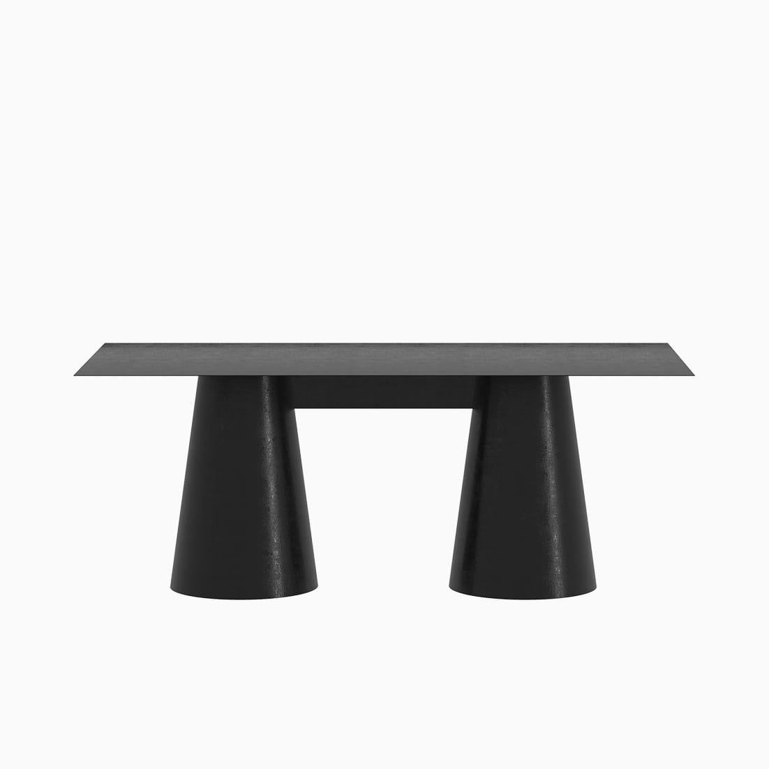 Der Conic Dining Table ist ein monolithisches Stück, das als Esstisch für den Innen- und Außenbereich konzipiert wurde. 
Von Hand aus galvanisiertem Aluminium gefertigt und mit einer matten elektrostatischen Beschichtung versehen, kann seine Größe