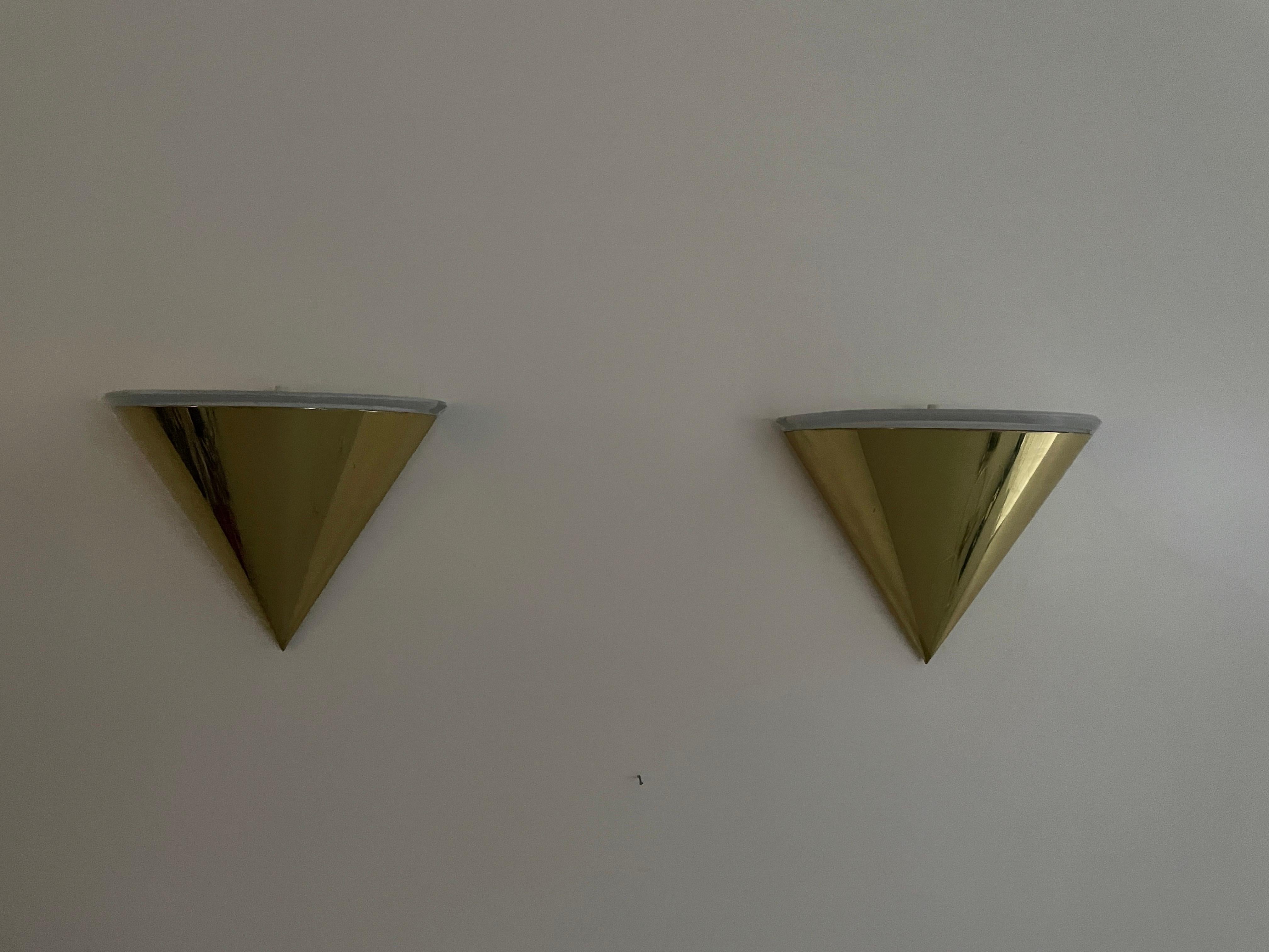 Coppia di lampade coniche di Limburg, anni '70, Germania

Lampade da parete molto eleganti e dal design minimale
La lampada è in ottime condizioni.

Queste lampade funzionano con lampadine standard E27. 
Cablato e adatto all'uso in tutti i paesi.
