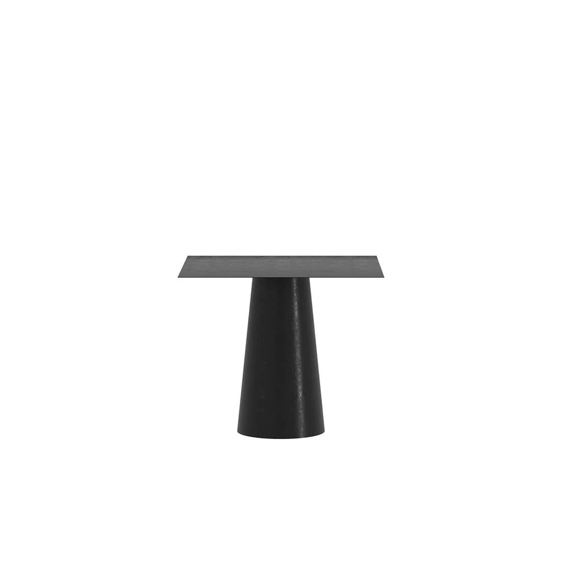Der Conic Square Dining Table ist ein monolithisches Stück, das als Esstisch für den Innen- und Außenbereich konzipiert wurde. 
Er wird in Handarbeit aus galvanisiertem Aluminium gefertigt und mit einer matten elektrostatischen Beschichtung