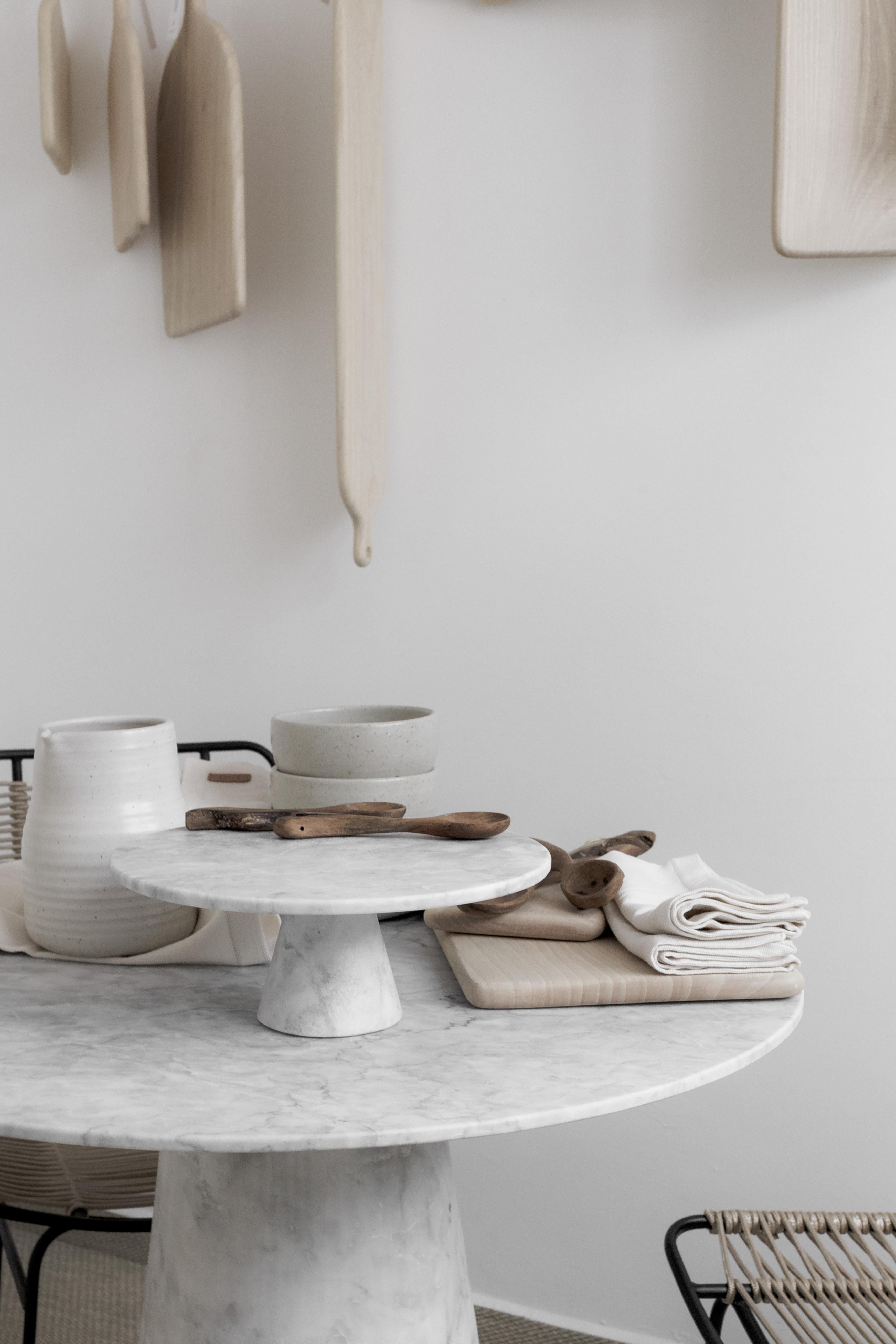 Modern Cónica Cake Stand in White Marble For Sale