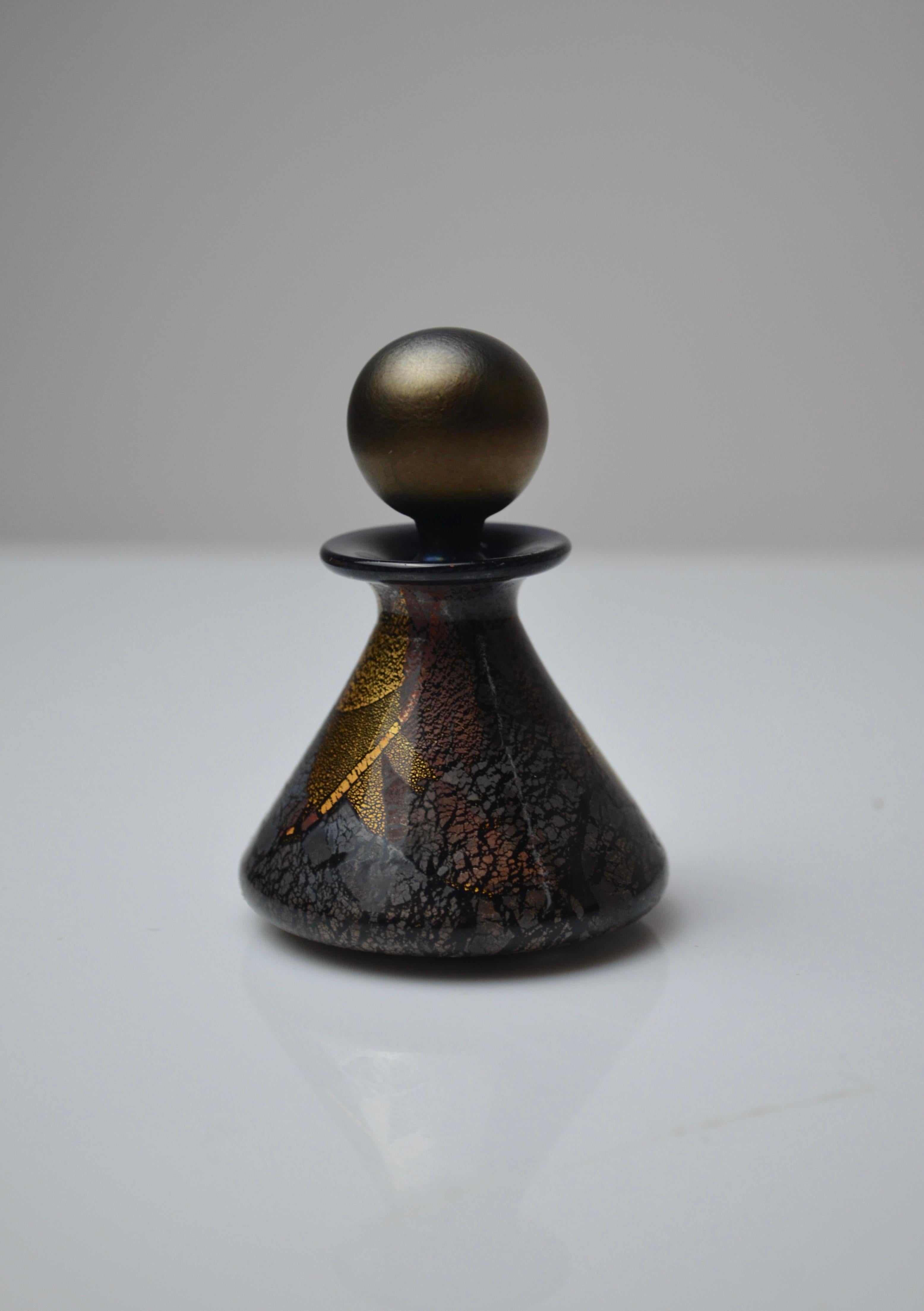 Botella cónica de vidrio soplado para perfume en negro, cobre y oro, Isle of Wight Studio Inglés en venta