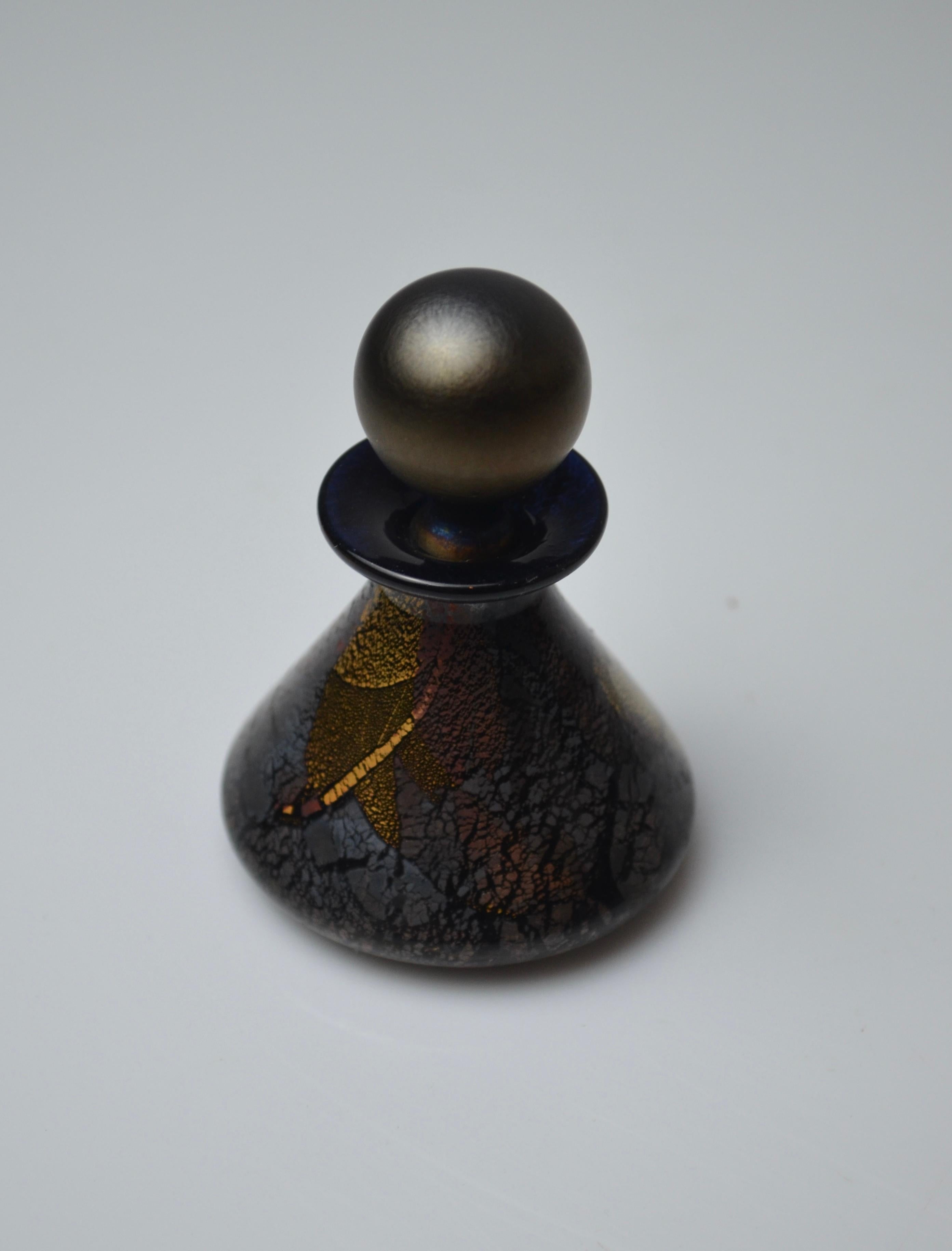 Botella cónica de vidrio soplado para perfume en negro, cobre y oro, Isle of Wight Studio finales del siglo XX en venta