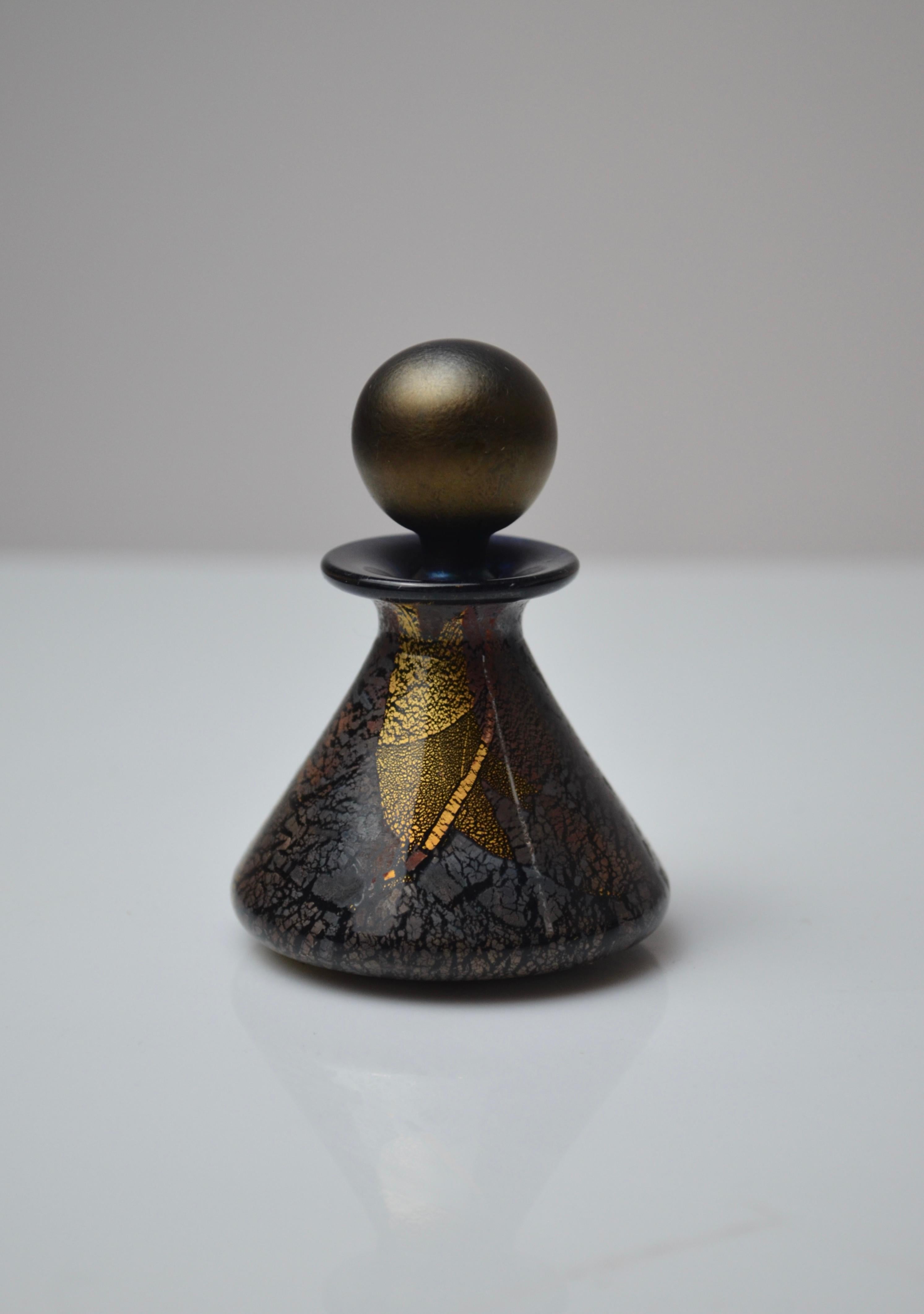 Botella cónica de vidrio soplado para perfume en negro, cobre y oro, Isle of Wight Studio Vidrio soplado en venta