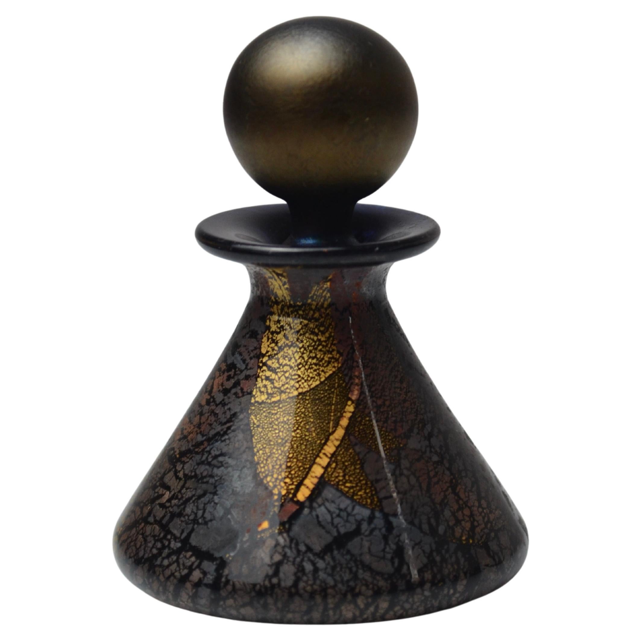 Botella cónica de vidrio soplado para perfume en negro, cobre y oro, Isle of Wight Studio