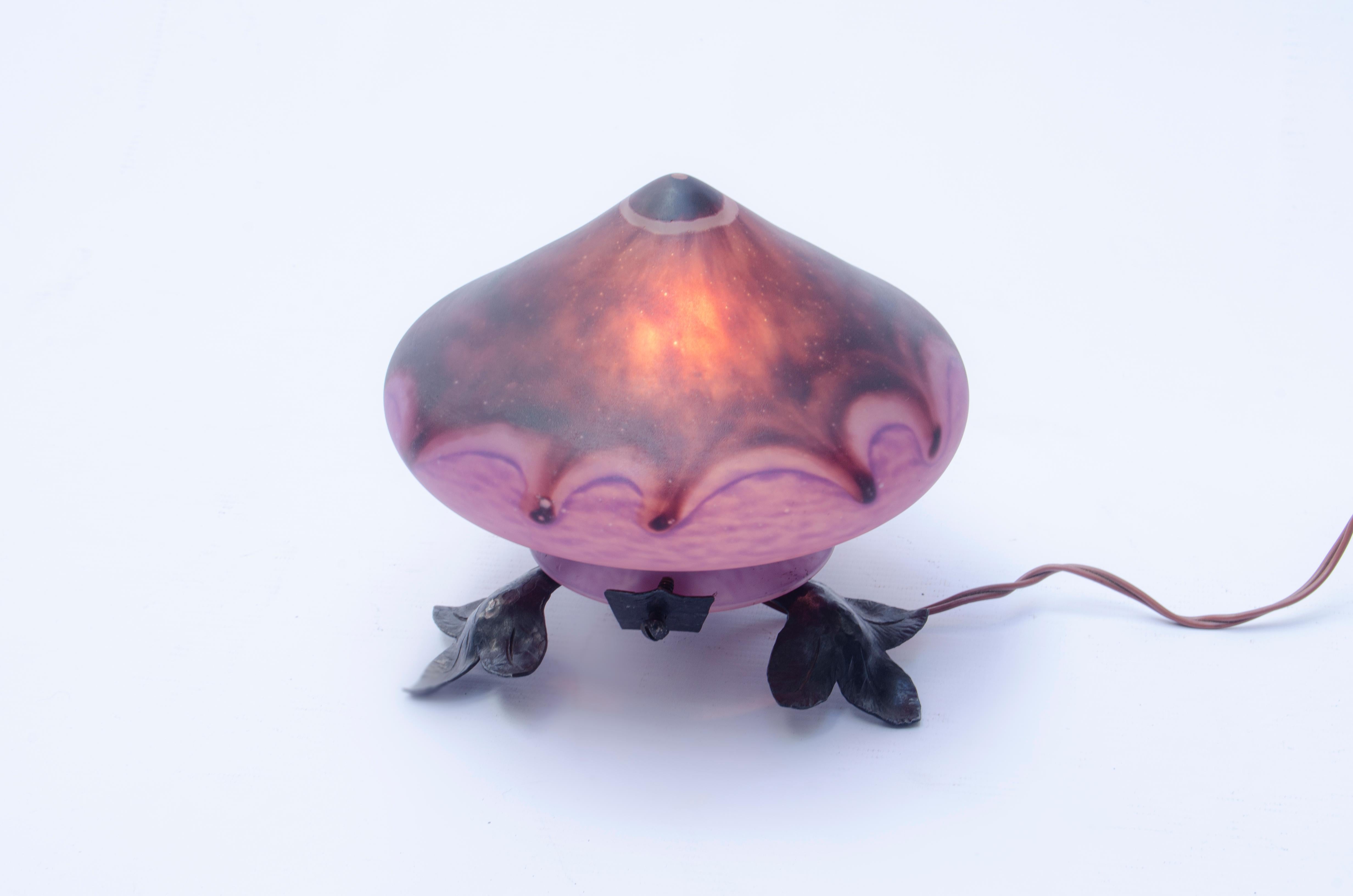 Lámpara de tocador de cristal camafeo con una parte superior cónica decorada con un motivo violeta irregular. Firmado Schneider.

Francia, CIRCA 1925.